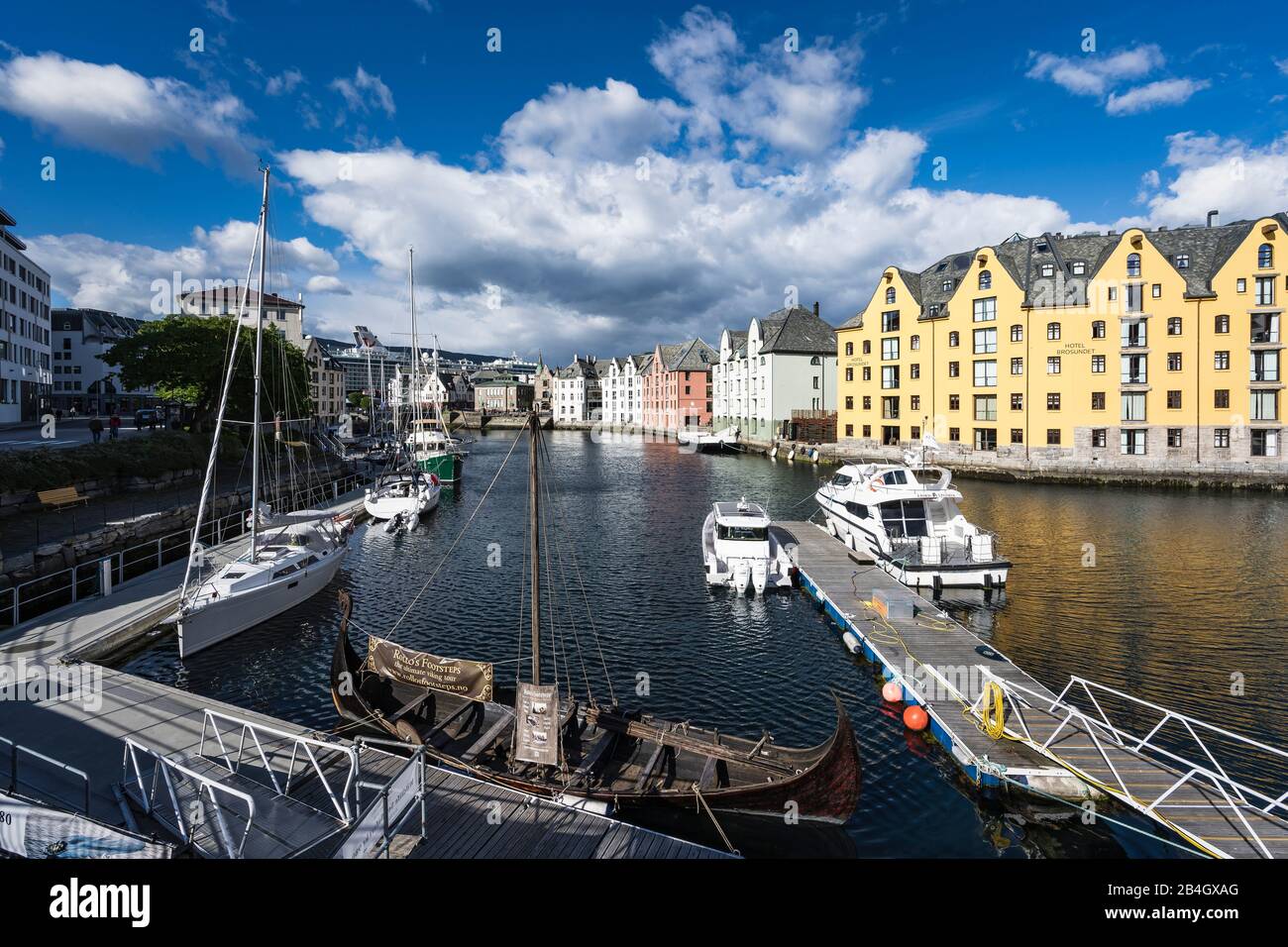 Jugendstilhäuser, historisches Boot, Ã…lesund, Ã…lesundet, Alesund, Norwegen, Skandinavien, Europa Stockfoto