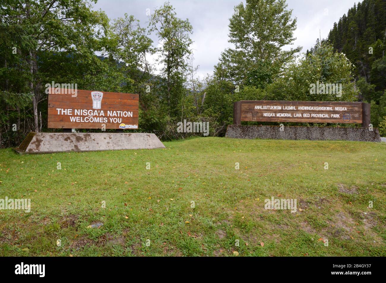 Das Willkommensschild für den Nisga'a First Nation Memorial Lava Bed Provincial Park im Norden British Columbias, Kanada. Stockfoto