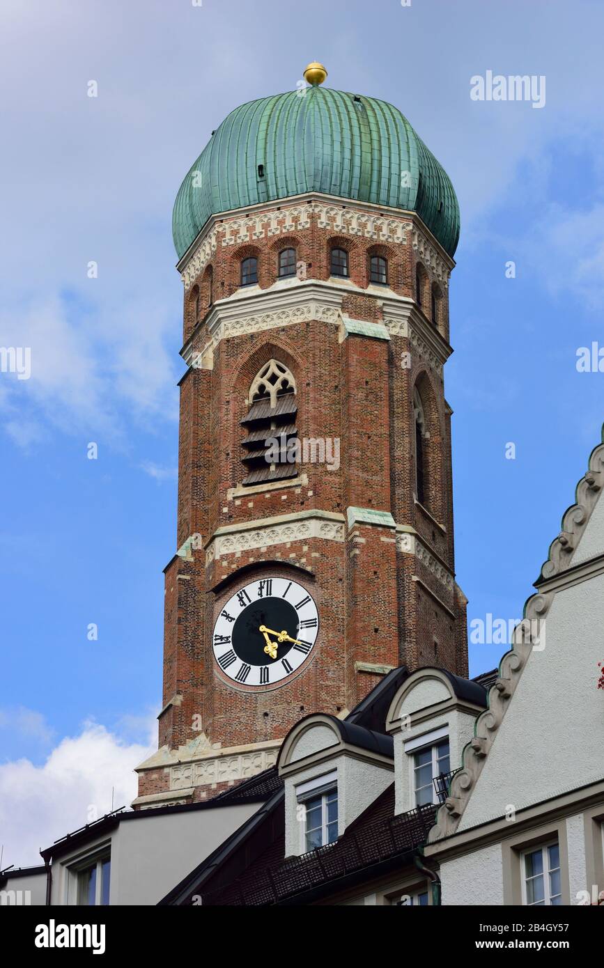 Europa, Deutschland, Bayern, Stadt München, Stadt, Kaufinger Straße, linker Turm der Frauenkirche Stockfoto