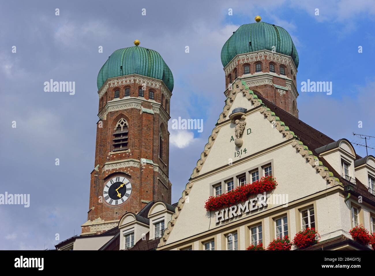 Europa, Deutschland, Bayern, Stadt München, Stadt, Kaufinger Straße, Türme der Frauenkirche und Modehaus Hirmer, Stockfoto