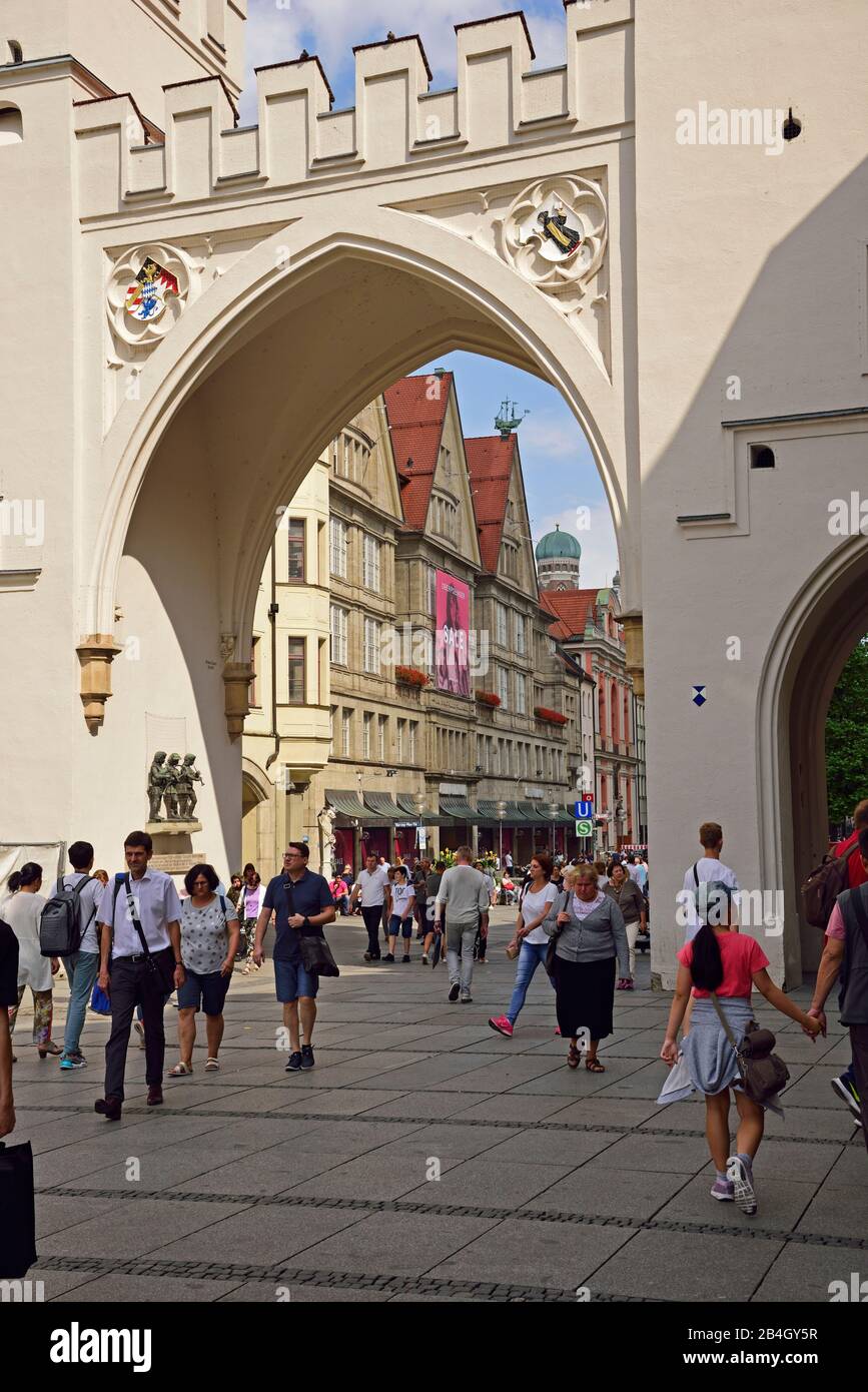 Europa, Deutschland, Bayern, Stadt München, Stachus Karlsplatz, Karlstor, Blick auf die Neuhauser Straße, Stockfoto