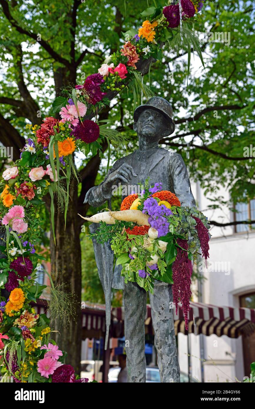 Europa, Deutschland, Bayern, Landeshauptstadt München, Viktualienmarkt, Denkmal und Brunnen, Bronzestatue Karl Valentins, Comedian, Folksänger, Autor und Filmproduzent, geboren am 4. Juni 1882 in München, gestorben am 9. Februar 1948 Stockfoto