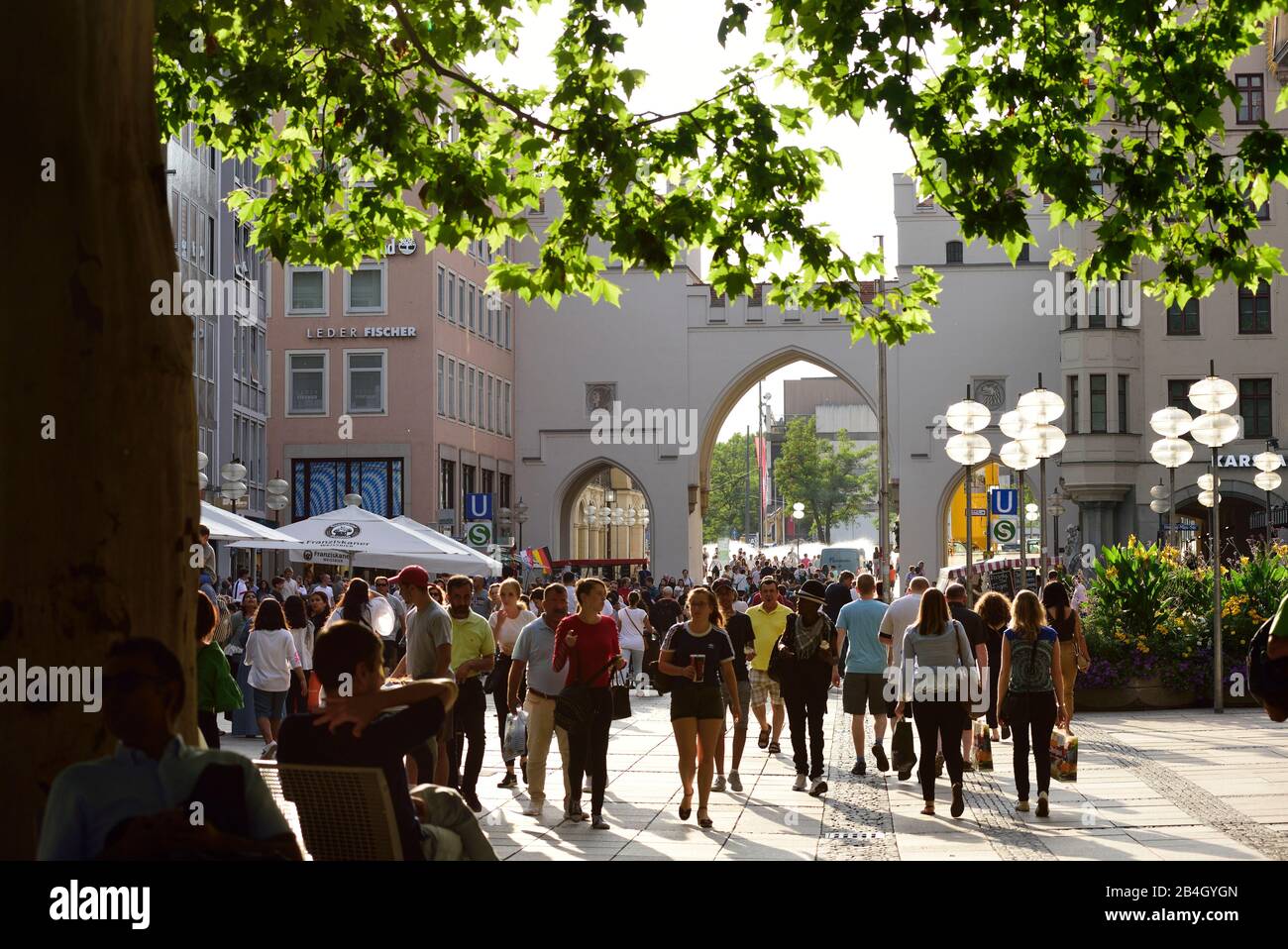 Europa, Deutschland, Bayern, Stadt München, Neuhauser Straße, Blick auf das Karlstor, viele Passanten, beliebte Einkaufsmeile, Stockfoto