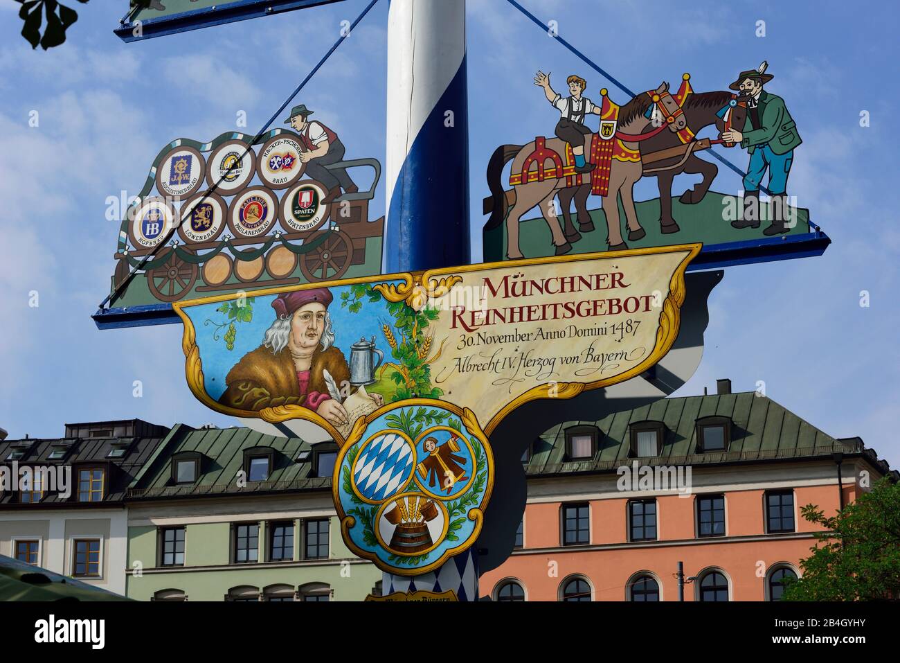 Europa, Deutschland, Bayern, München, Viktualienmarkt, Maypole, Münchner Reinheitsgebot von 1487 Stockfoto