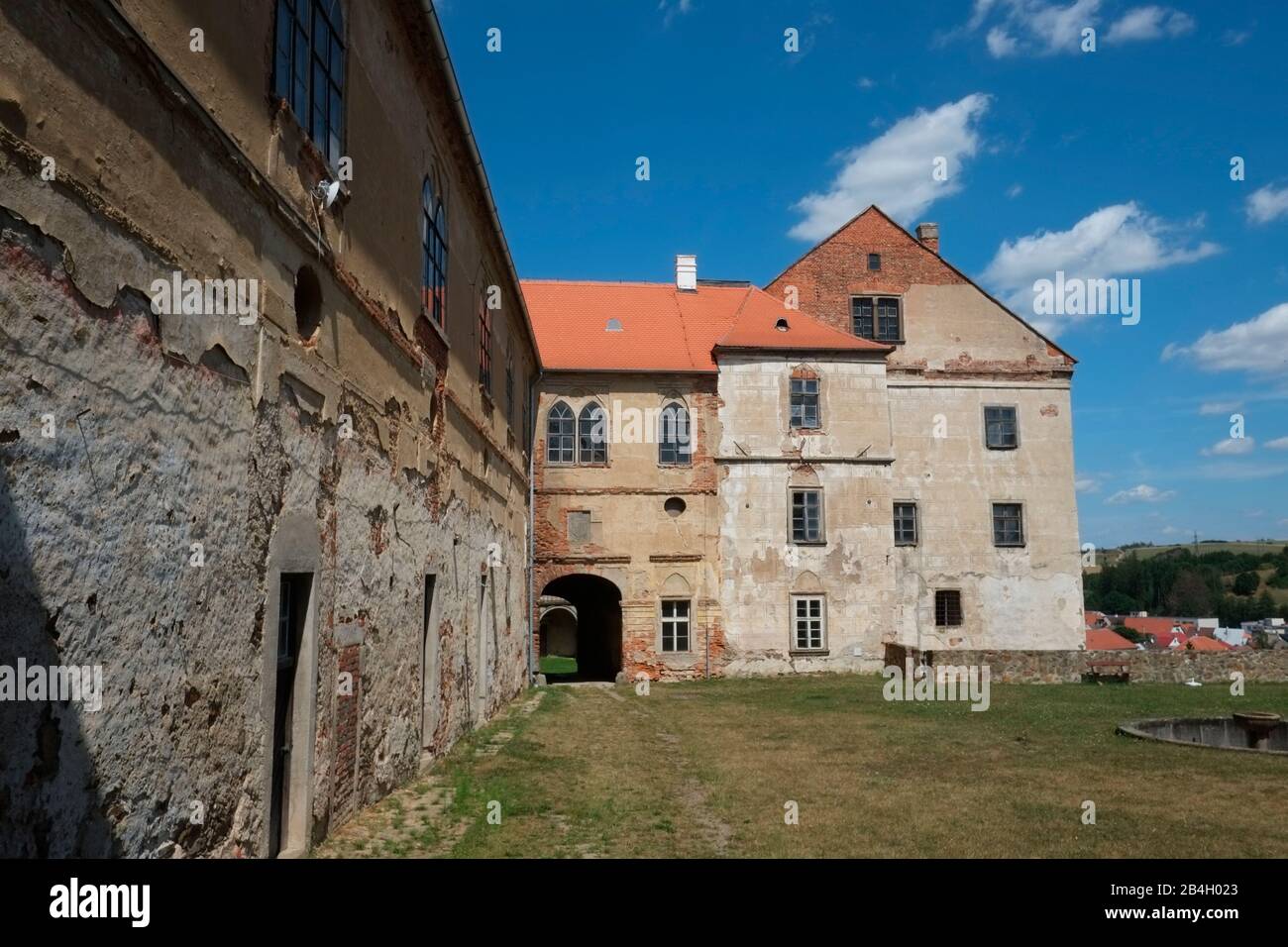 Schloss Brtnice, 1945 von den Besitzern durch sogenannte Benes-Dekrete konfisziert, ist diese Gotische Burg in baufälligem Zustand ohne Reparatur, Tschechien Stockfoto