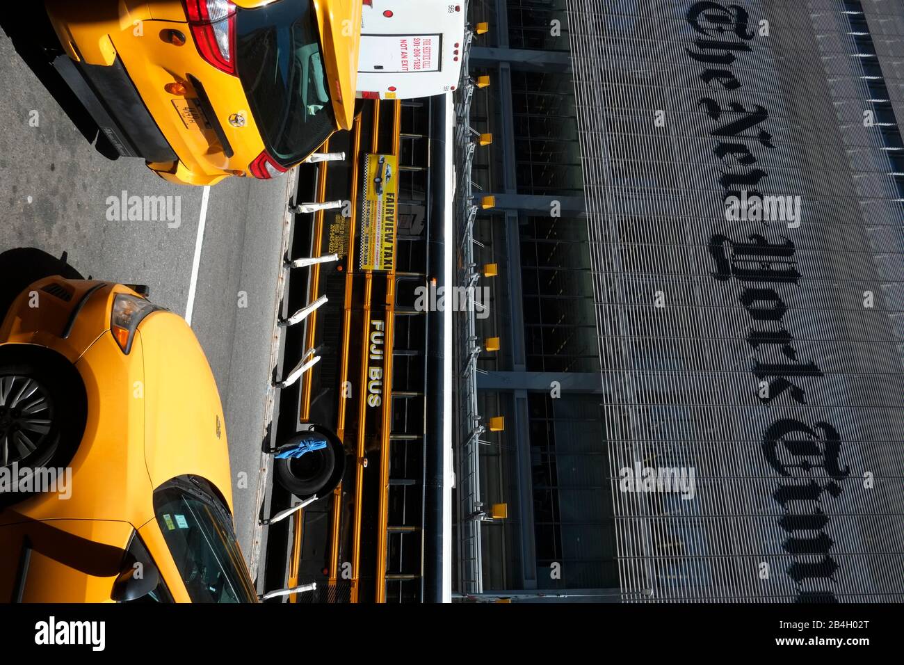 Gelbe Kabinen warten auf Passagiere am Busbahnhof Port Authority mit Dem New York Times Tower, der vom Architekten Renzo Piano im Hintergrund entworfen wurde. 8th Avenue, New York, USA Stockfoto