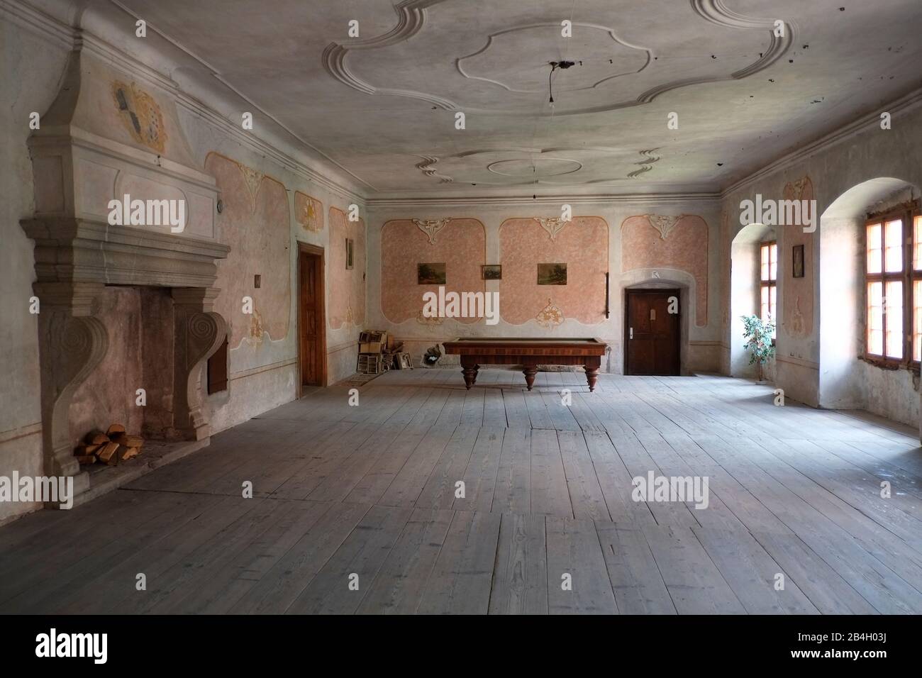 Das 1945 von seinen Besitzern beschlagnahmte Schloss Brtnice, das systematisch von allen Gegenständen zerrissen wurde, einschließlich Möbeln und Gemälden, das einzige, was nicht gestohlen wurde, ist der große Billardtisch in diesem Ballsaal, der zu schwer zu heben ist. Stockfoto