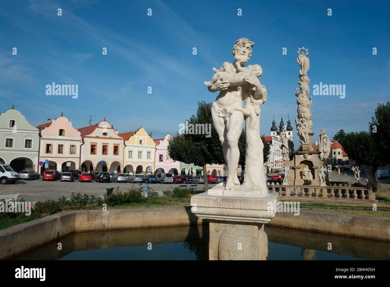 Die Statue des Silenius, die das Baby Dionisos hält, ist im Barock. Telc, Mähren, Tschechien. UNESCO-Weltkulturerbe Stockfoto