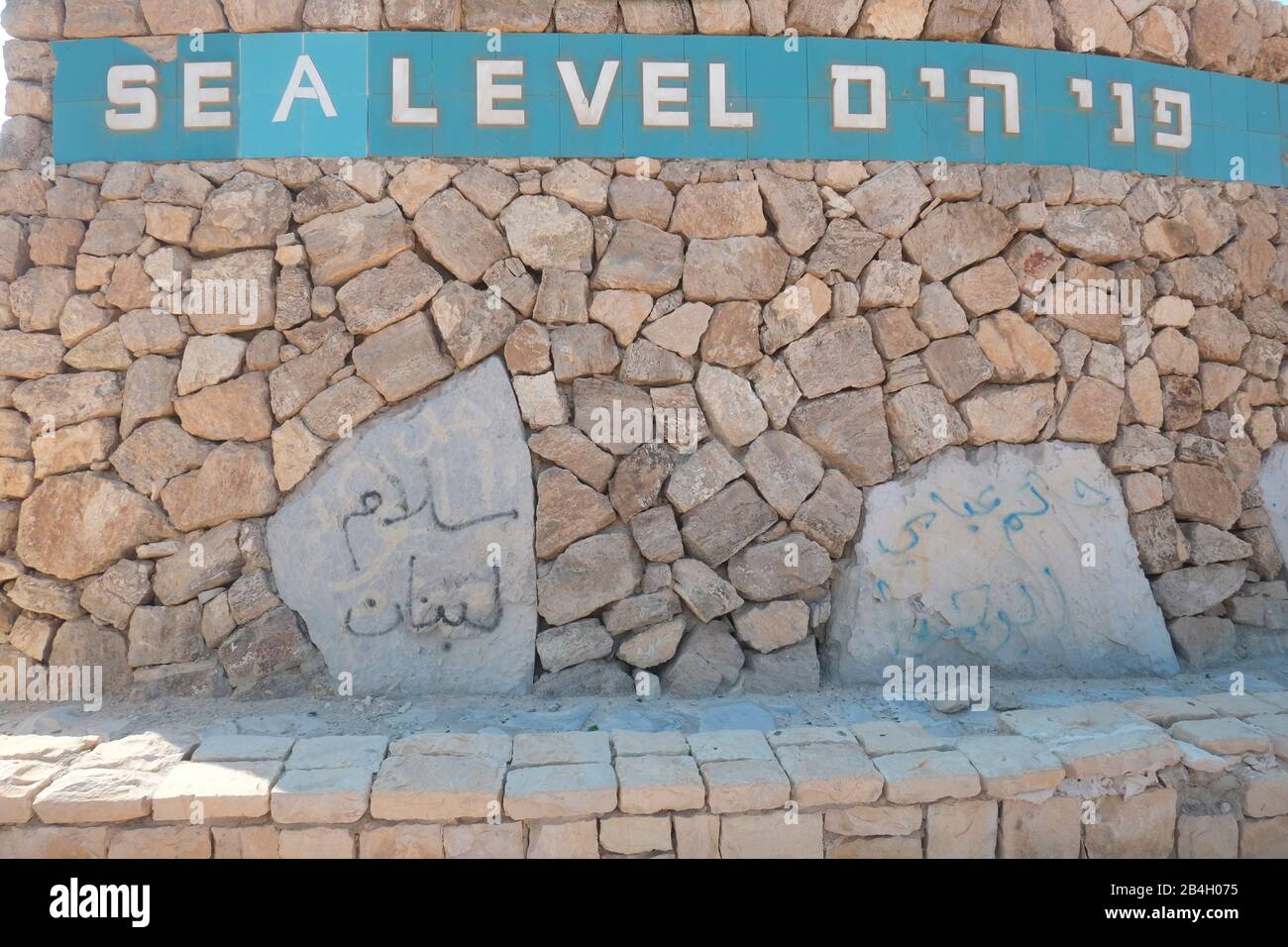 Israel, Schild auf Meereshöhe entlang Highway 90. Die Autobahn 90 verbindet Jerusalem mit Elat Stockfoto