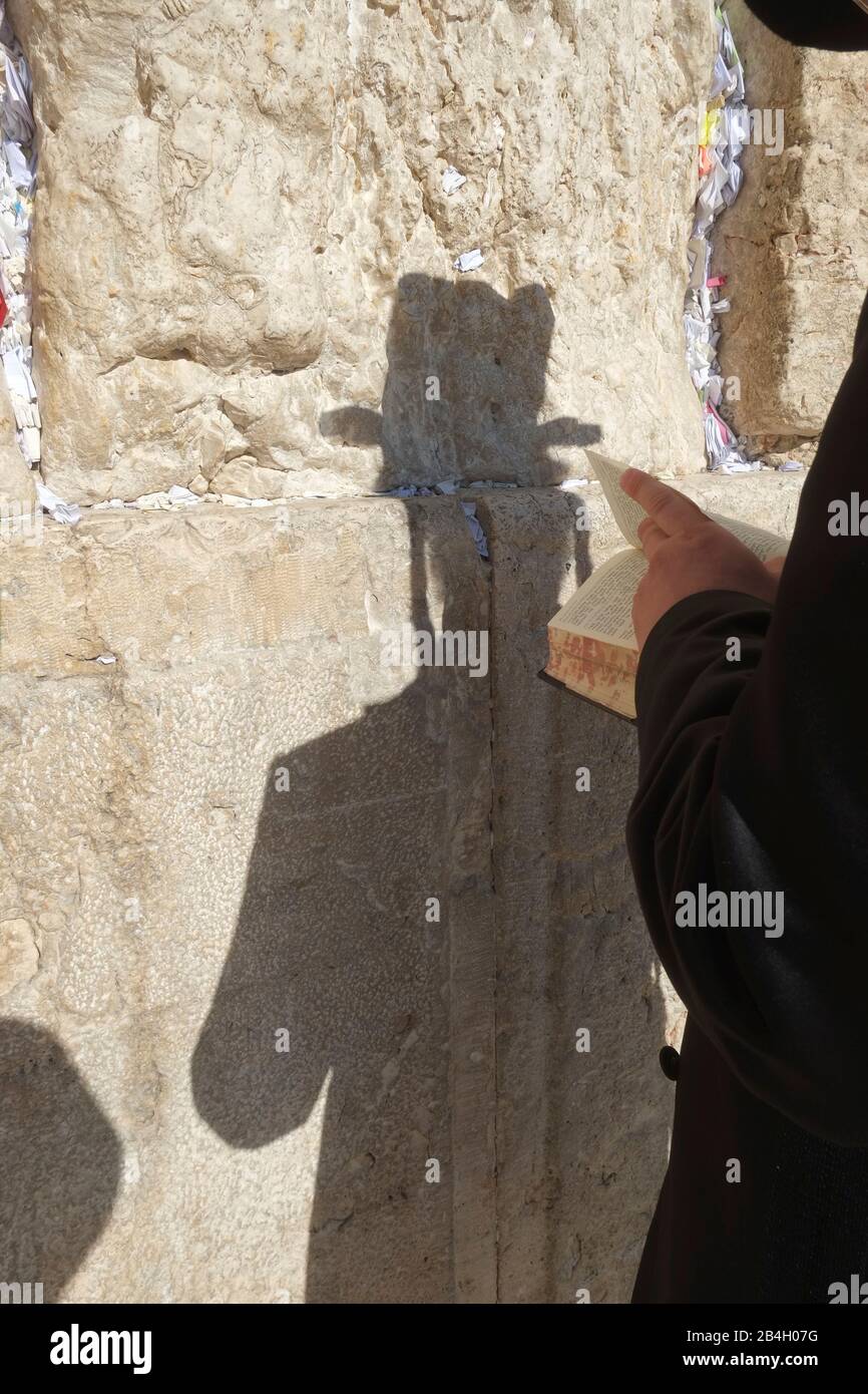 Schatten des orthodoxen Juden, der an der westlichen Mauer betet Stockfoto