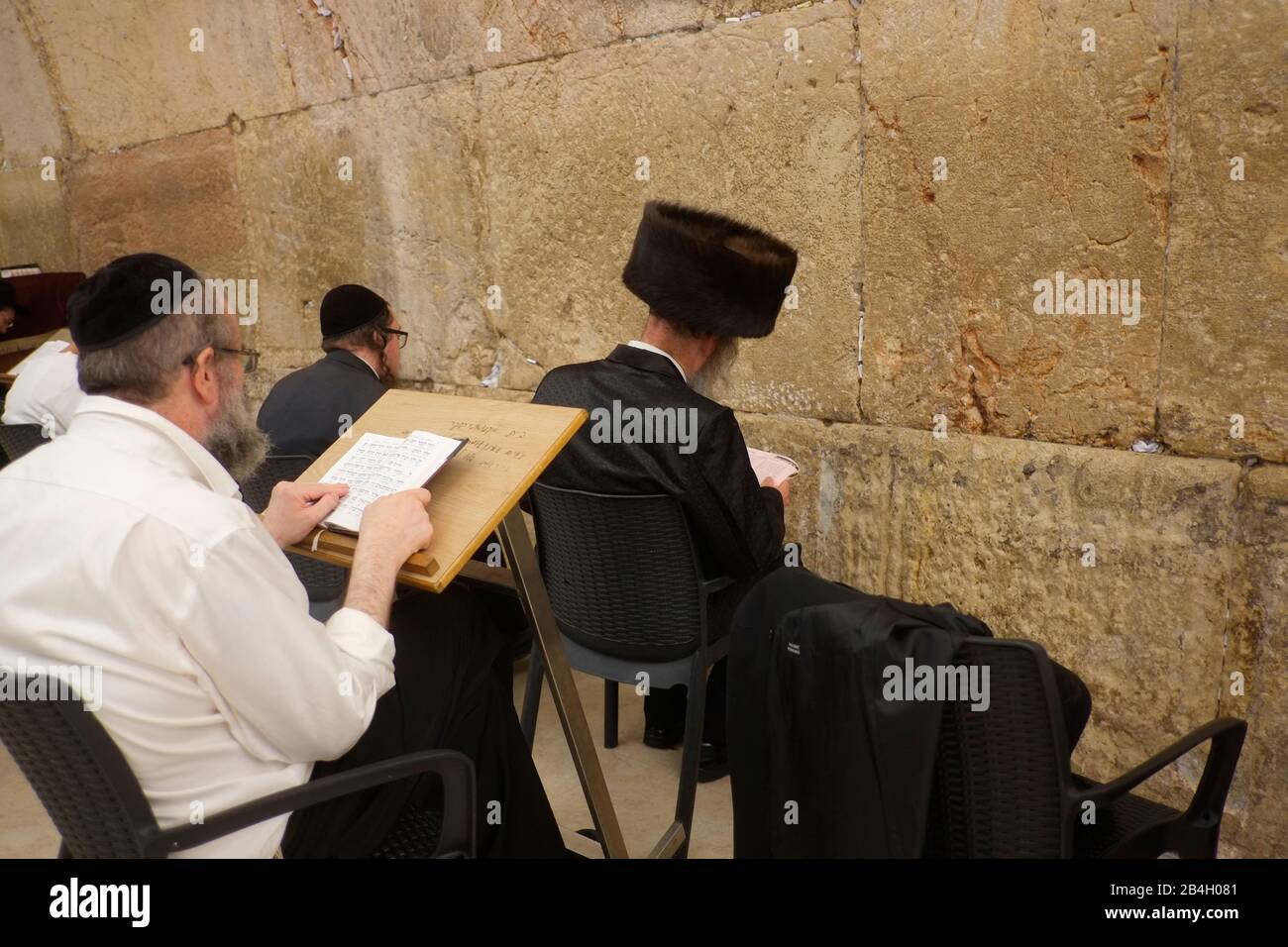 Juden, die während des Sabbats in der westlichen Mauer beten. Westliche Mauer in der Altstadt von Jerusalem, ein Ort des Betens und Pilgerns, der dem jüdischen Volk heilig ist. Es sind die einzigen Überreste des Zweiten Tempels von Jerusalem, der von den alten Juden als einzigartig heilig gehalten und 70 n. Chr. von den Römern zerstört wurde. Die Echtheit der westlichen Mauer wurde von Tradion, Geschichte und archäologischen Forschungen bestätigt; die Mauer stammt etwa aus dem 2. Jahrhundert v. Chr. Stockfoto