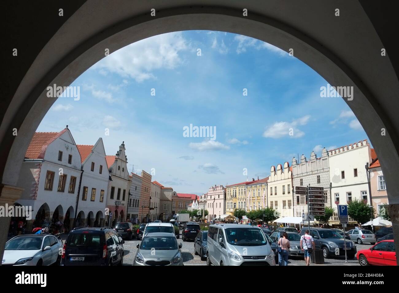 Friedensplatz in der Renaissance-Stadt Slavonice durch Torbogen fotografiert. Tschechische Republik Stockfoto