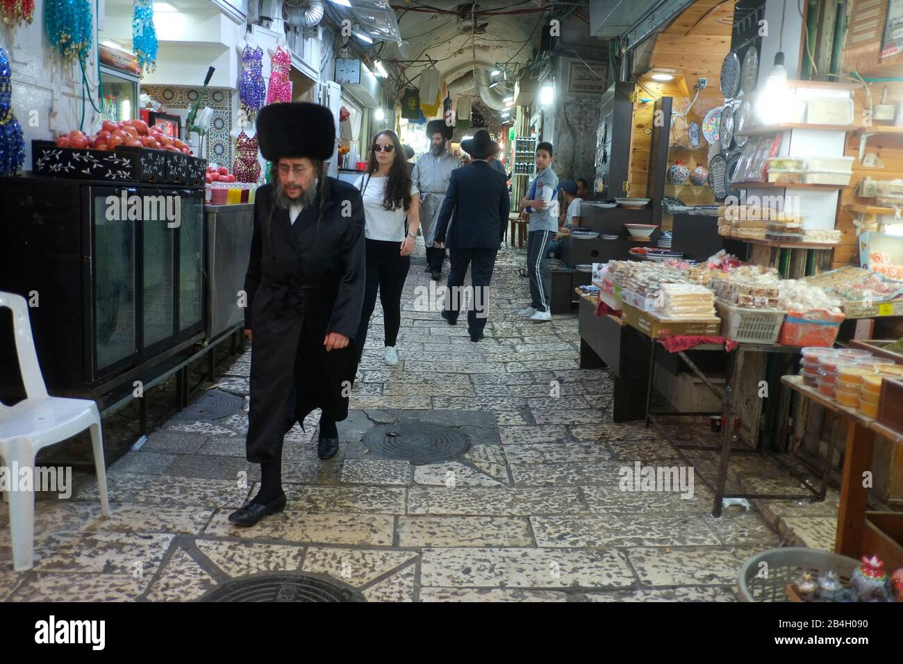 Der orthodoxe Jude eilt zur westlichen Mauer zum Schabbatgebet. Jerusalem - Israel Stockfoto