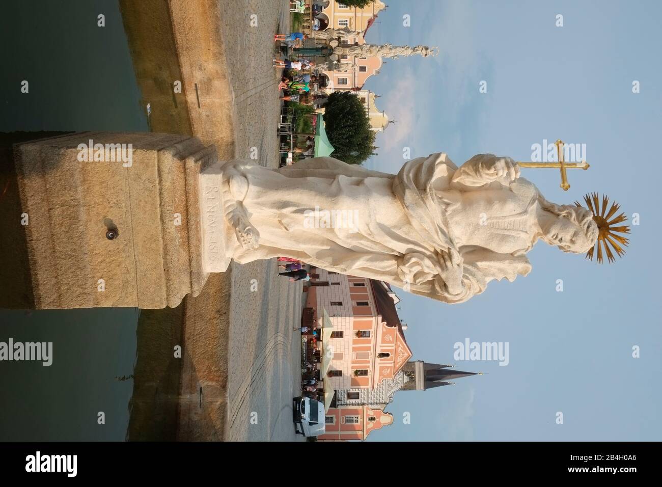 Statue der heiligen Margarethe in einem öffentlichen Brunnen auf dem Stadtplatz von Telc. Tschechische Republik Stockfoto