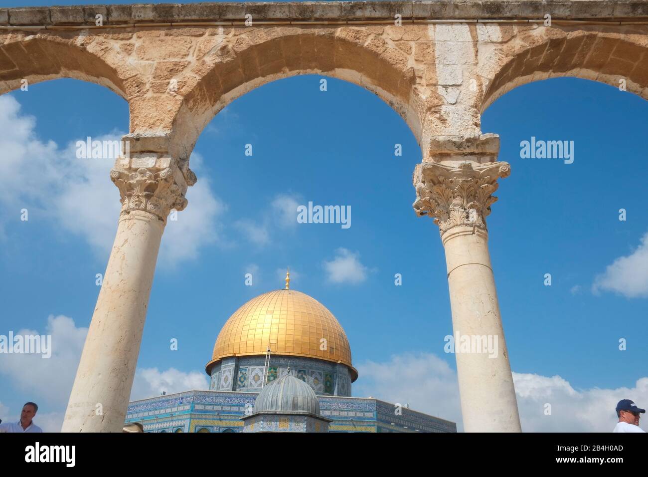 Israel, Jerusalem, Felsendom. Das Juwel in der Krone von Temple Mount/Al Haram Ash Sharif ist der vergoldete Felsendom, das dauerhafte Symbol der Stadt und eines der am meisten fotografierten Gebäude der Erde. Wie der Name schon sagt, bedeckt die Kuppel eine Steinplatte, die sowohl dem muslimischen als auch dem jüdischen Glauben heilig ist. Nach jüdischer Tradition war es hier, dass Abraham bereit war, seinen Sohn zu opfern. Die islamische Tradition hat den Propheten Mohammed von diesem Ort aus in den Himmel aufsteigend Stockfoto