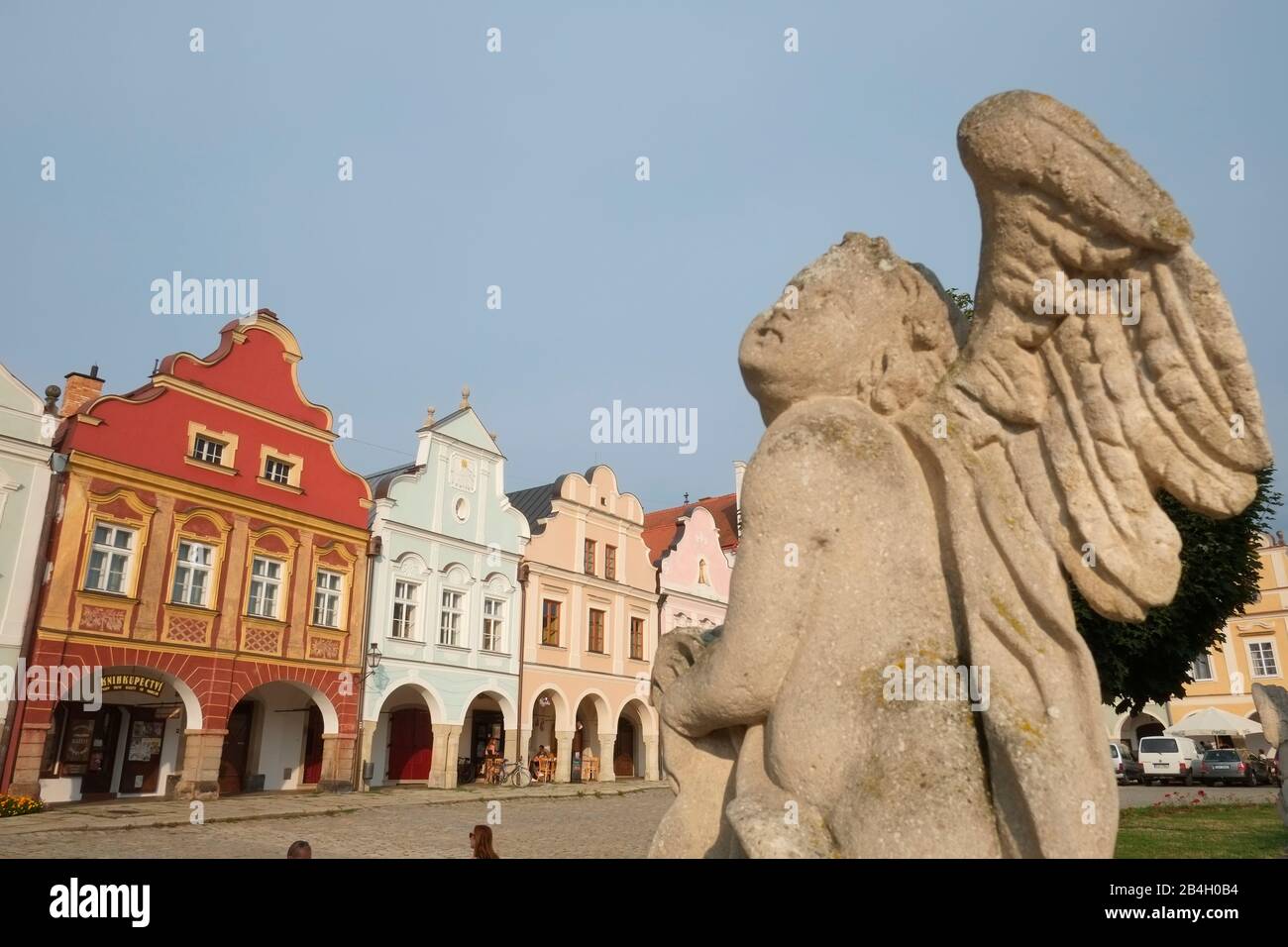 Engelsstatue als Teil der Dreifaltigkeitssäule. Telc, Tschechien Stockfoto