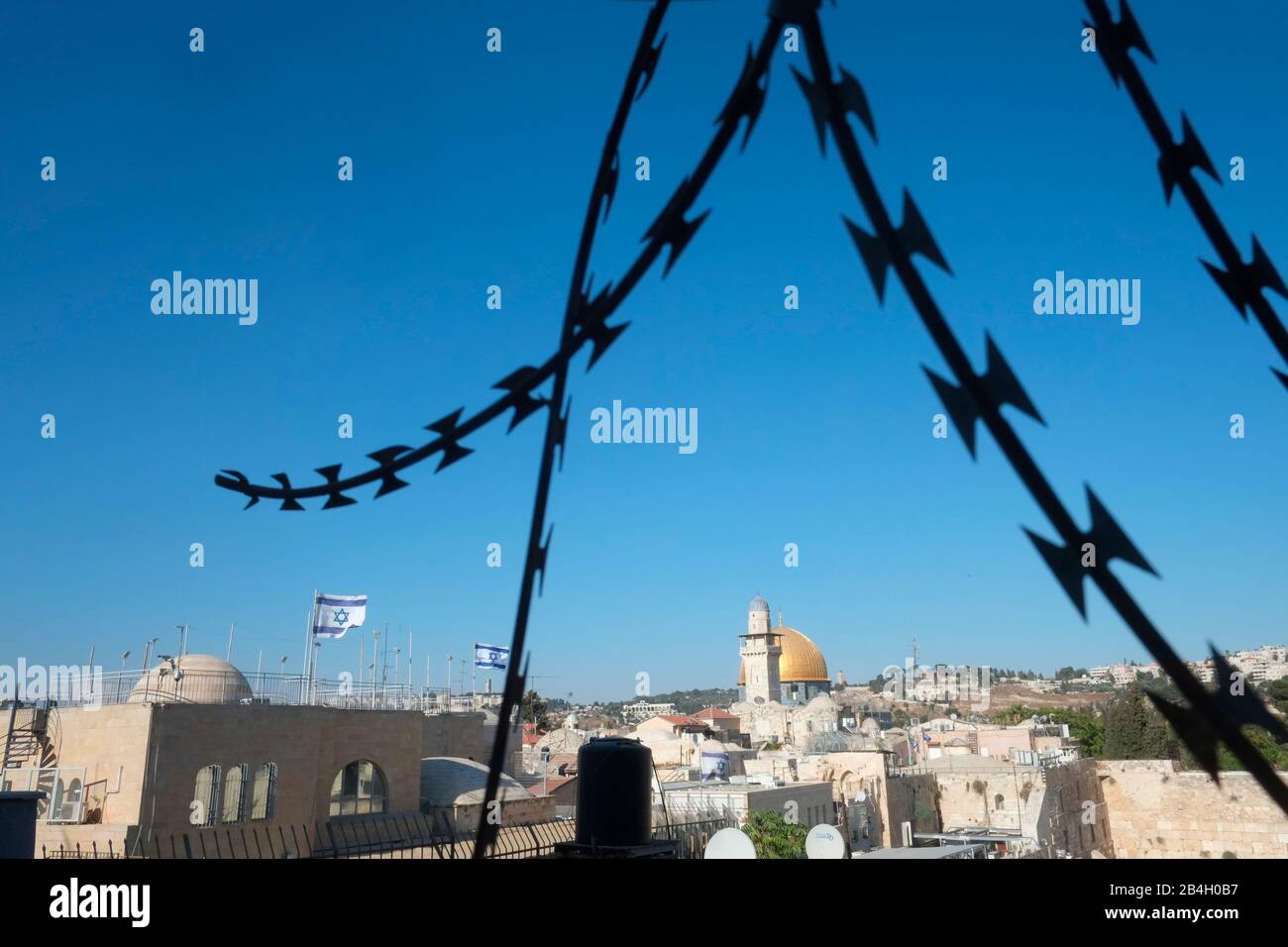 Israel - Jerusalem. Die Kuppel des Felsens und der Westwand wurde durch einen Rasierdrahtzaun betrachtet Stockfoto