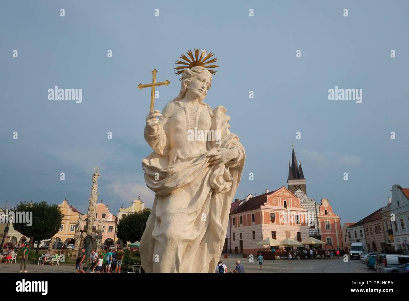 Statue der heiligen Margarethe in einem öffentlichen Brunnen auf dem Stadtplatz von Telc. Tschechische Republik Stockfoto