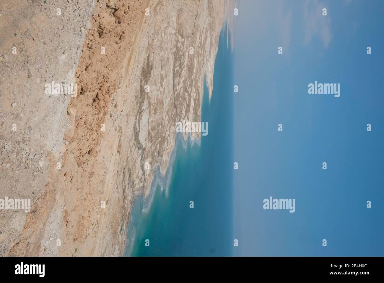 Das Tote Meer ist ein Salzsee, der von Jordanien im Osten und Israel und dem Westjordanland im Westen begrenzt wird. Er liegt im Jordan Rift Valley und sein Hauptzufluss ist der Jordan River. Seine Oberfläche und seine Ufer liegen 430,5 Meter unter dem Meeresspiegel, der niedrigsten Erhebung der Erde an Land. Stockfoto