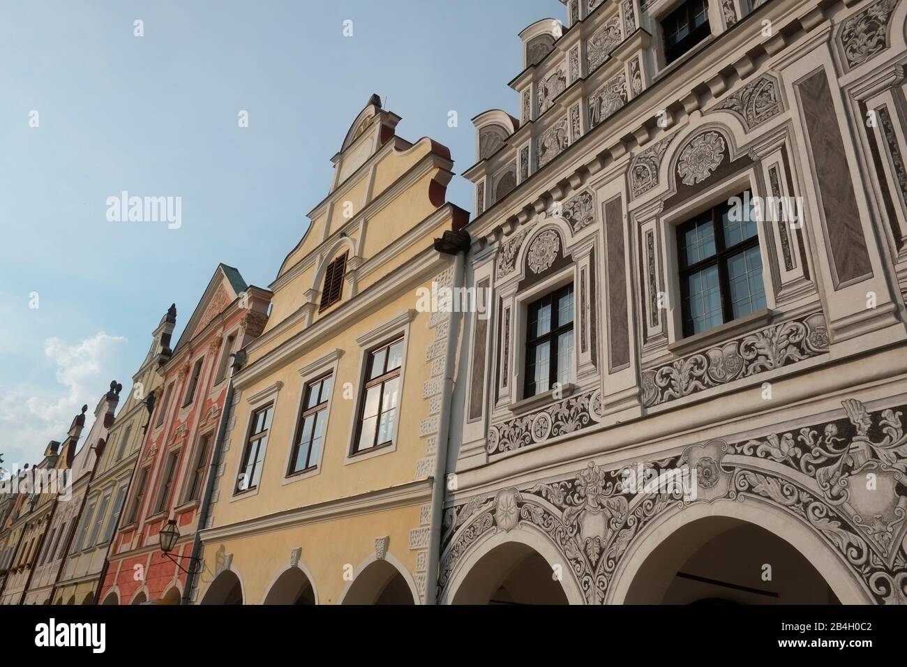 Renaissance-Stadt Telc, Tschechien. Haus Nr. 15 war ein Burgher-Haus. An der Fassade wurde lange Zeit eine seltene Sgraffito-Dekoration mit biblischen Motiven aus der zweiten Hälfte des 16. Jahrhunderts überdacht, entdeckt und 1952 restauriert. UNESCO-Weltkulturerbe Stockfoto