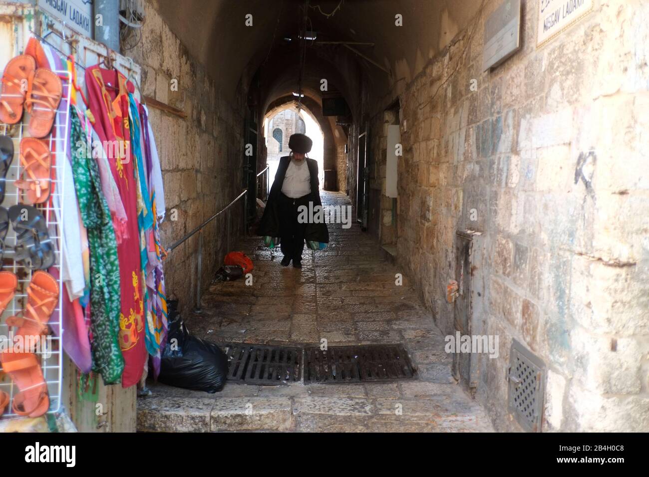 Der orthodoxe Jude eilt zur westlichen Mauer zum Schabbatgebet. Jerusalem - Israel Stockfoto