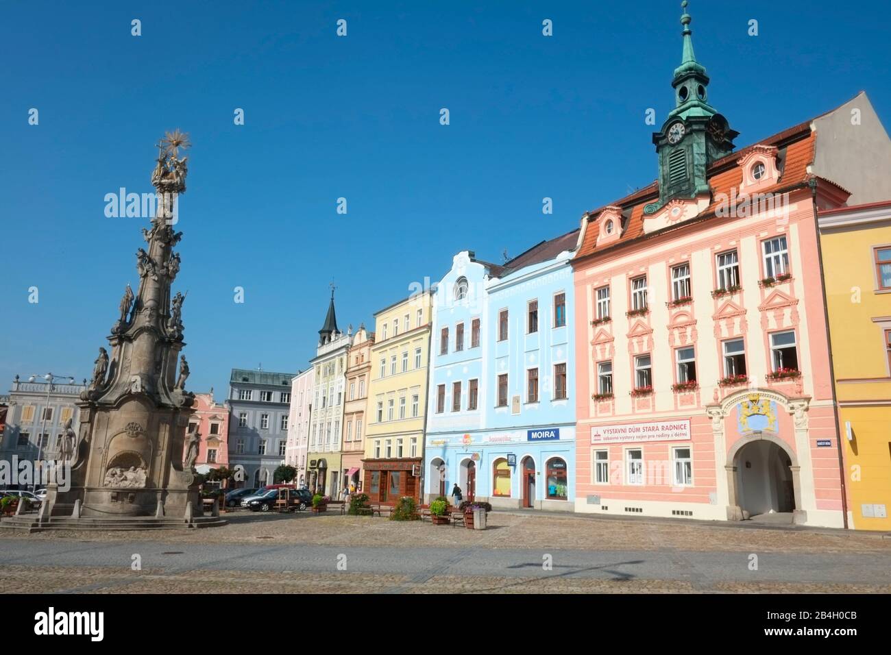 Jindrichuv Hradec, Tschechien. Friedensplatz mit der Dreifaltigkeitssäule Stockfoto