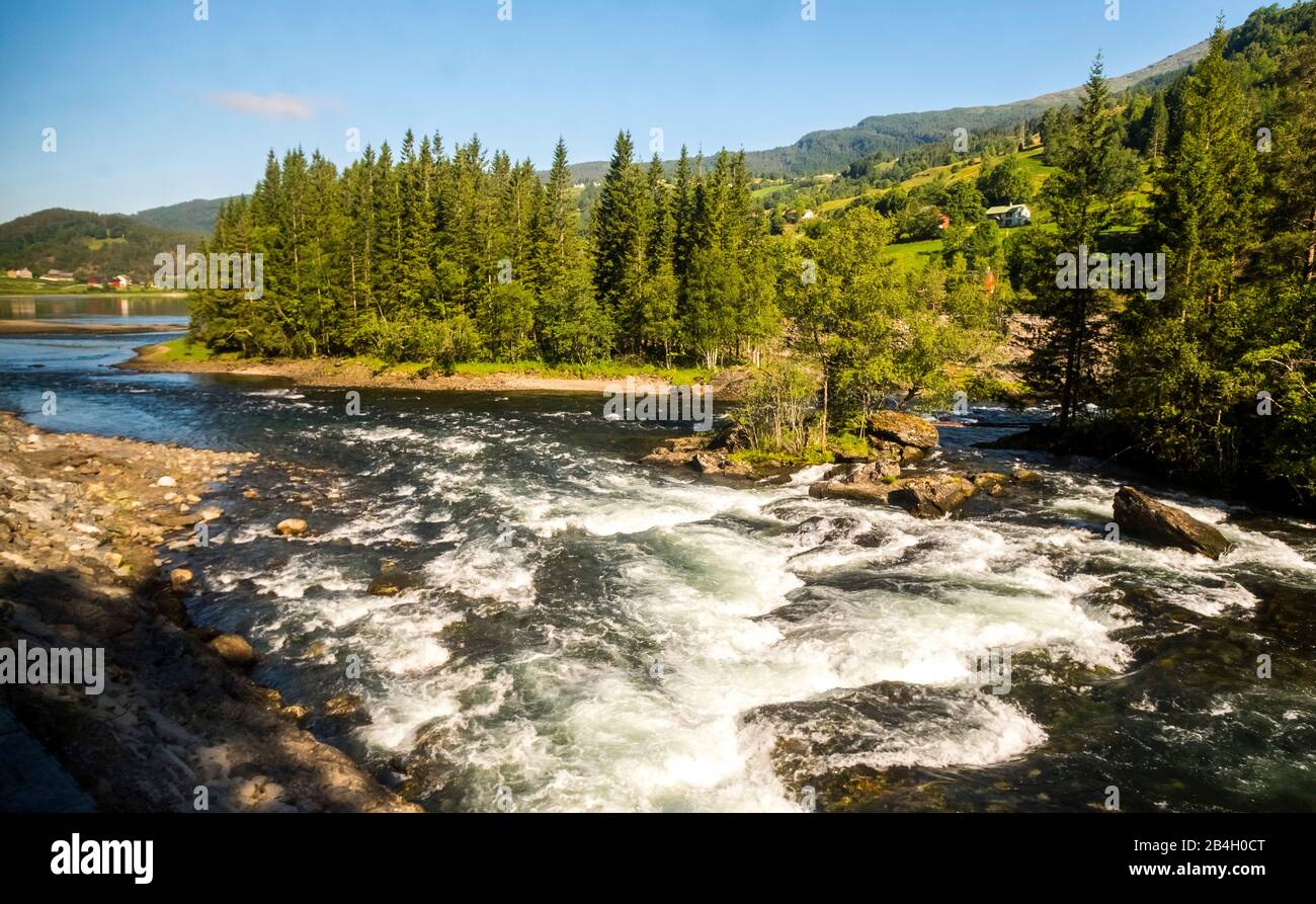 Fjord in der Nähe der Stadt Bergen, kleine Insel, Fichten, Bahnfahrt mit Flohbahn, Stromschnellen, große Steine, blauer Himmel, Hordaland, Norwegen, Skandinavien, Europa Stockfoto