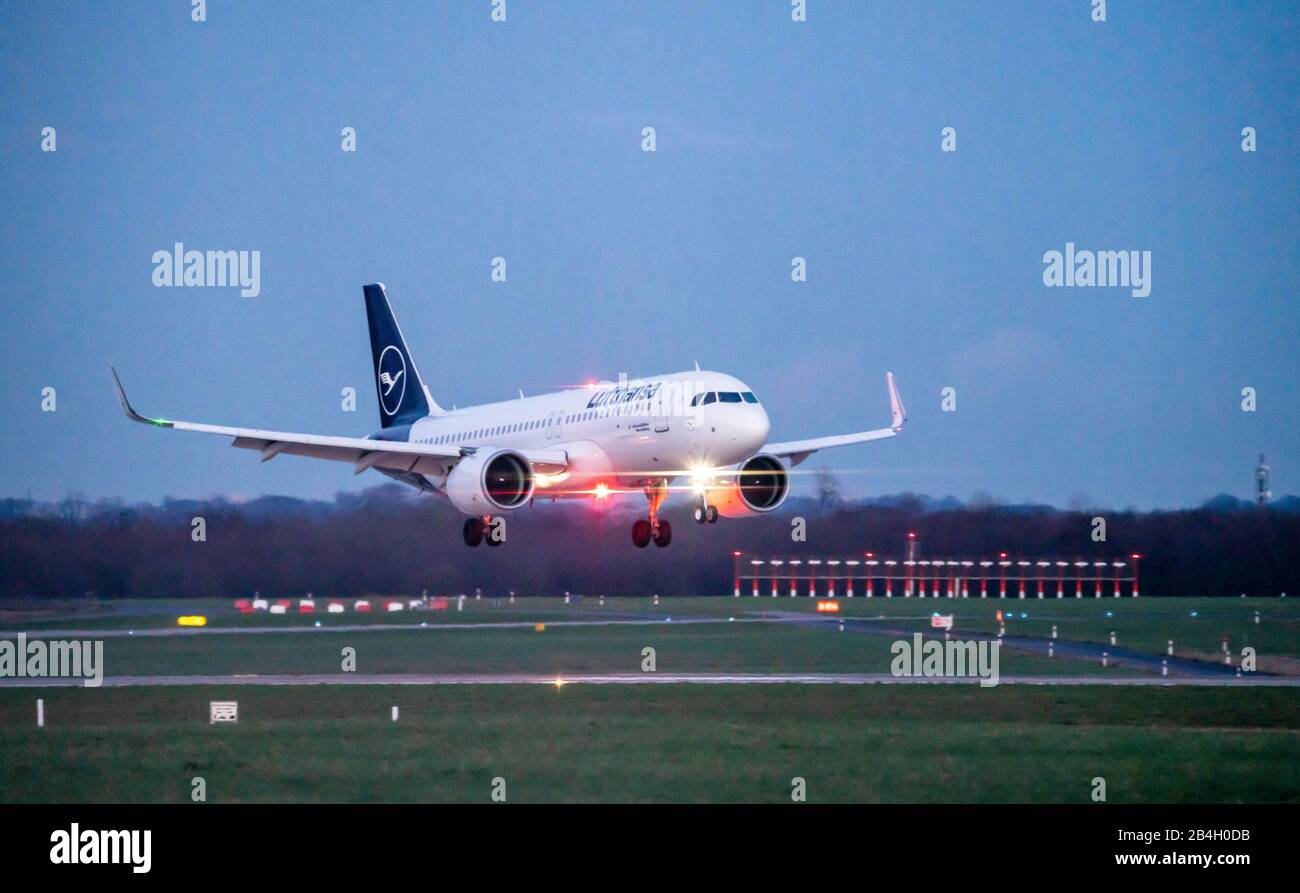 Flughafen Düsseldorf, DUS, Landungsflugzeug, Lufthansa, Airbus A320, Stockfoto