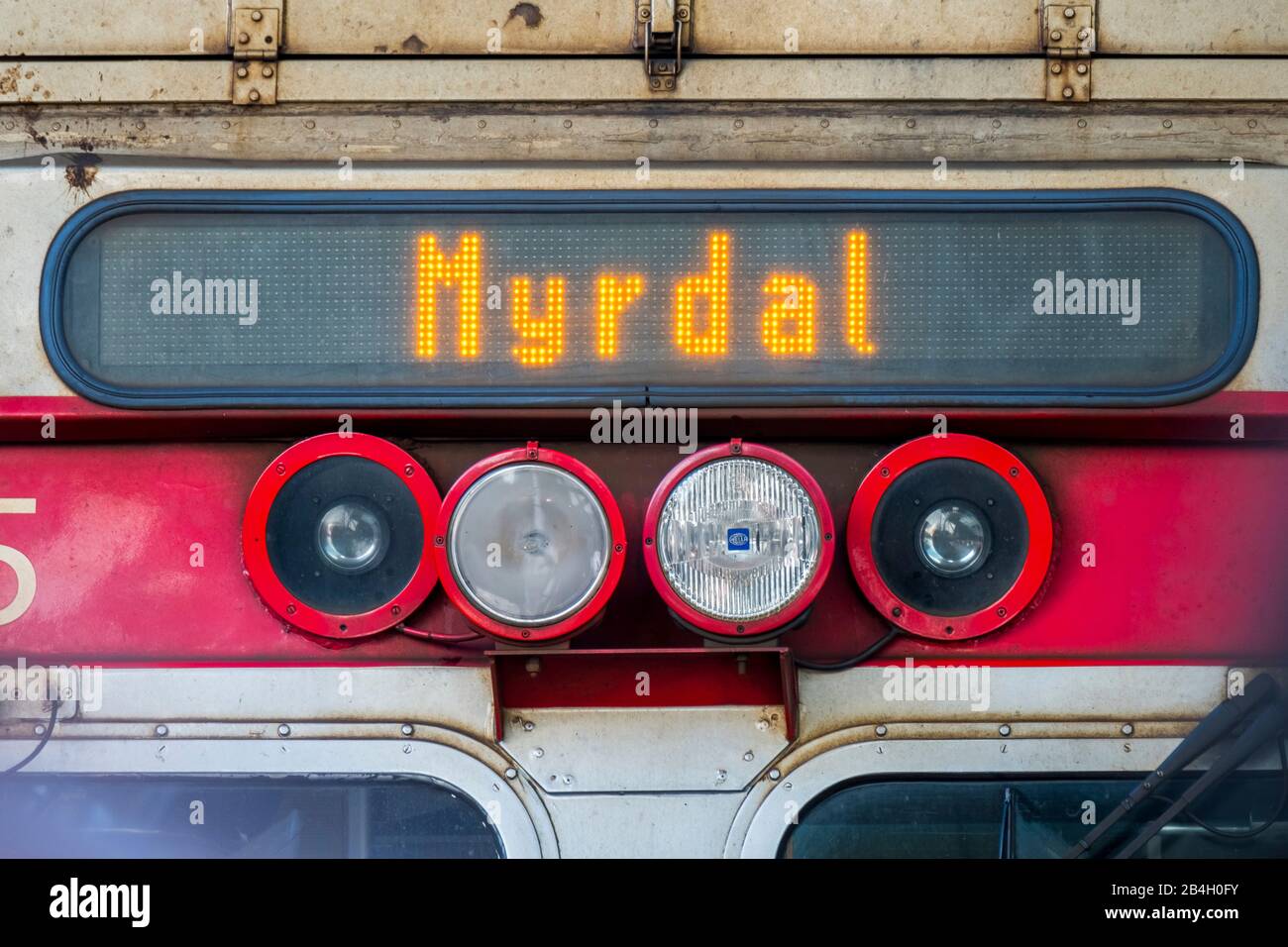 Zug im Bahnhof von Bergen, Aufschrift Myrdal, Scheinwerfer, Hordaland, Norwegen, Skandinavien, Europa Stockfoto