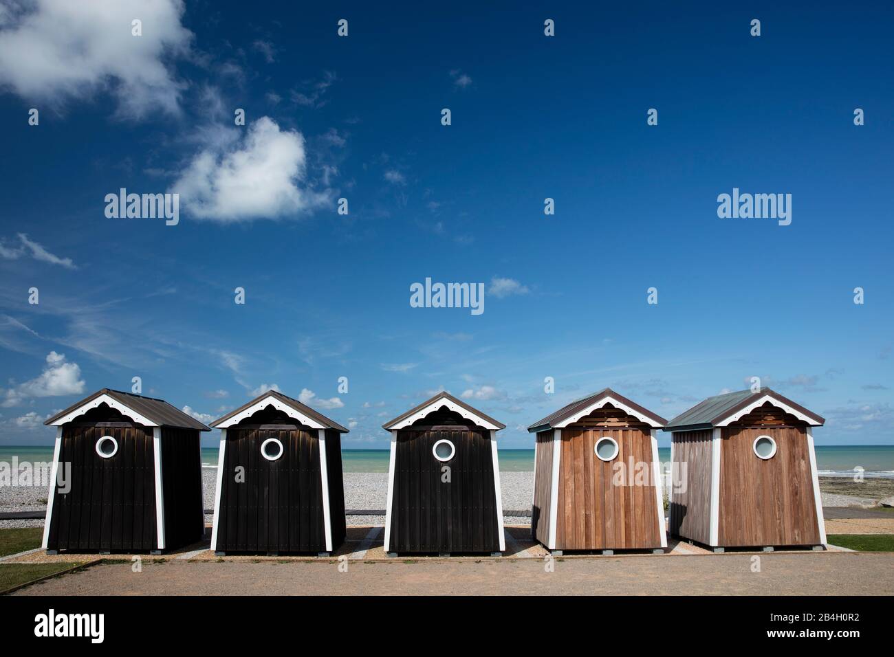 Normandie, Strand, Cottages, Umkleidekabinen Stockfoto