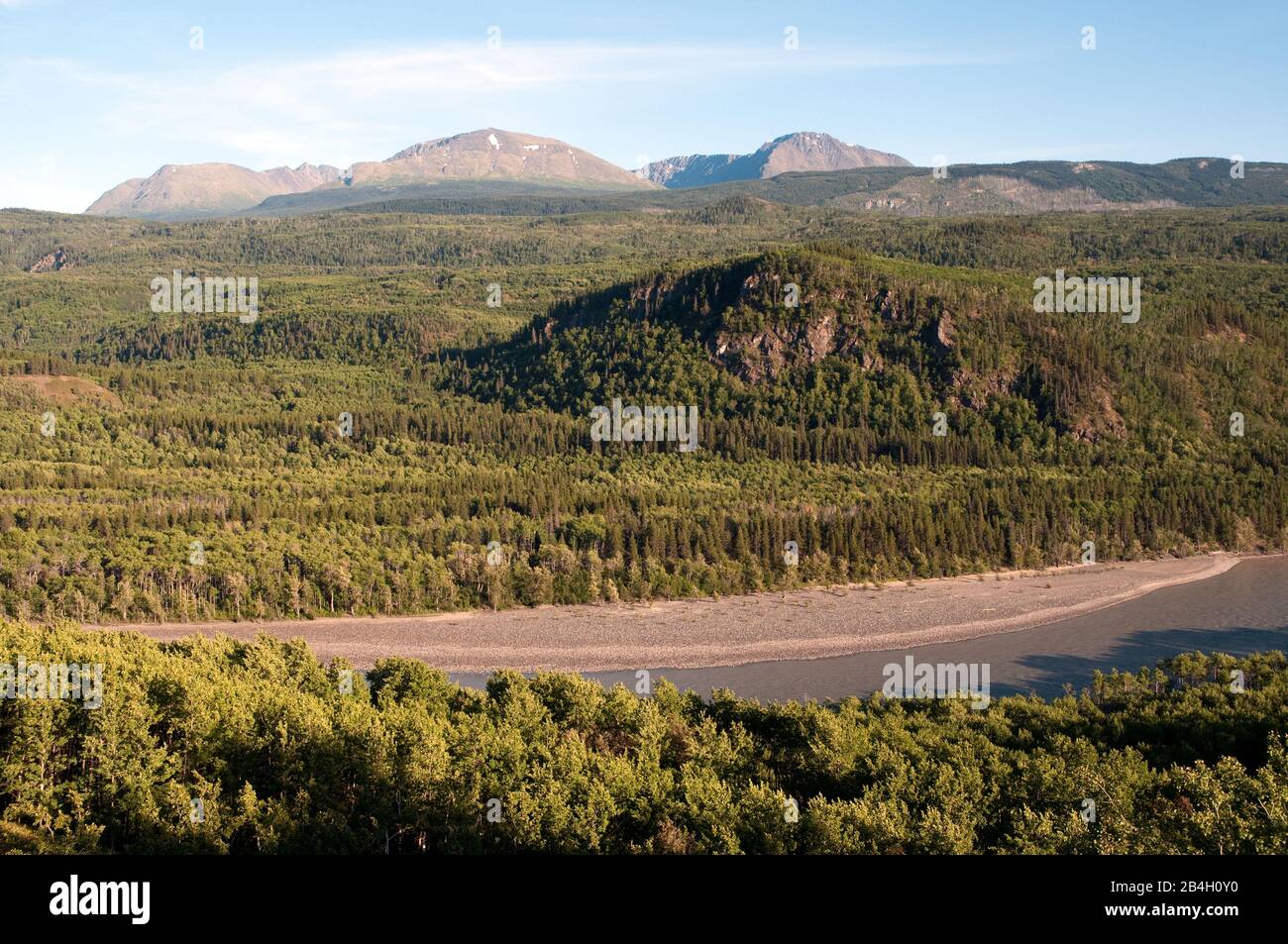 Blick auf den Stikine River und die Berge und Wälder des Mount Edziza Provincial Park, in der Nähe des Telegraph Creek, im Norden British Columbias, Kanada. Stockfoto