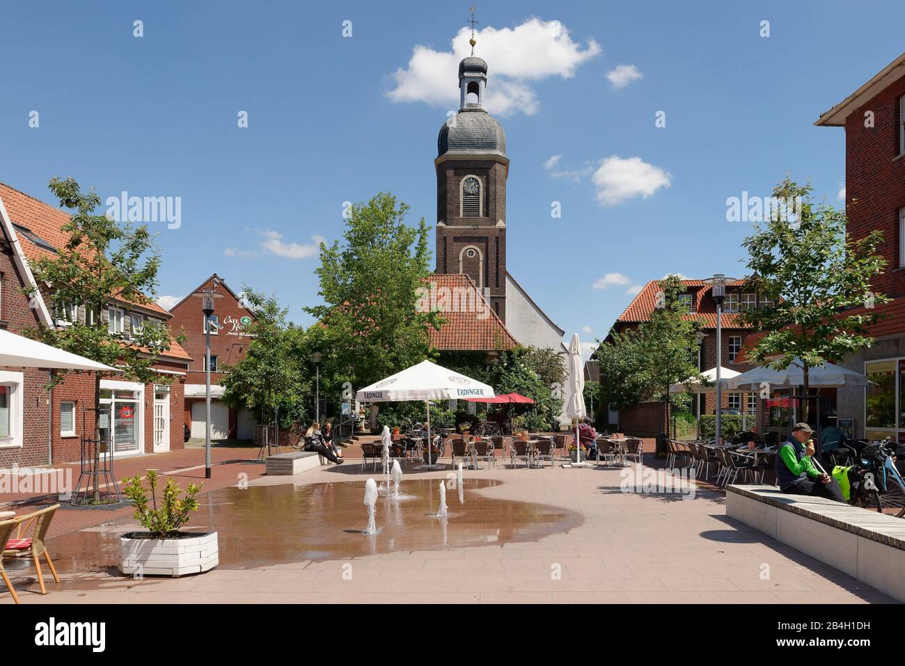 Blick auf den Ludwig Becker-Platz und die katholische Kirche St.Mauritius in Nordkirchen, Nordkirchen, Münsterland, Nordrhein-Westfalen, Deutschland Stockfoto