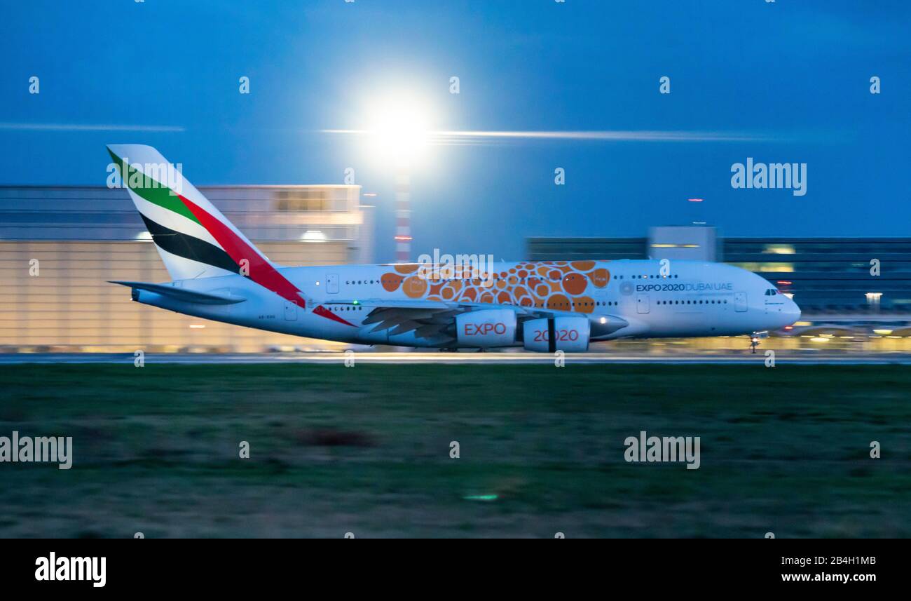 Flughafen Düsseldorf, DUS, Landungsflugzeug, Emirates Airbus A380-800, Stockfoto