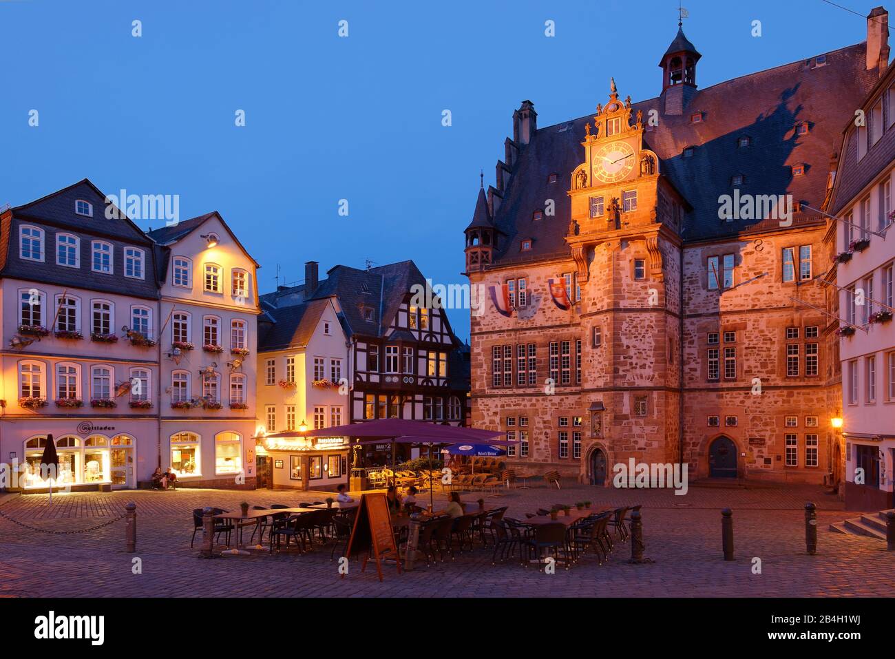 Marktplatz mit gotischem Rathaus in Abendlicht, in Marburg-Hessen Stockfoto