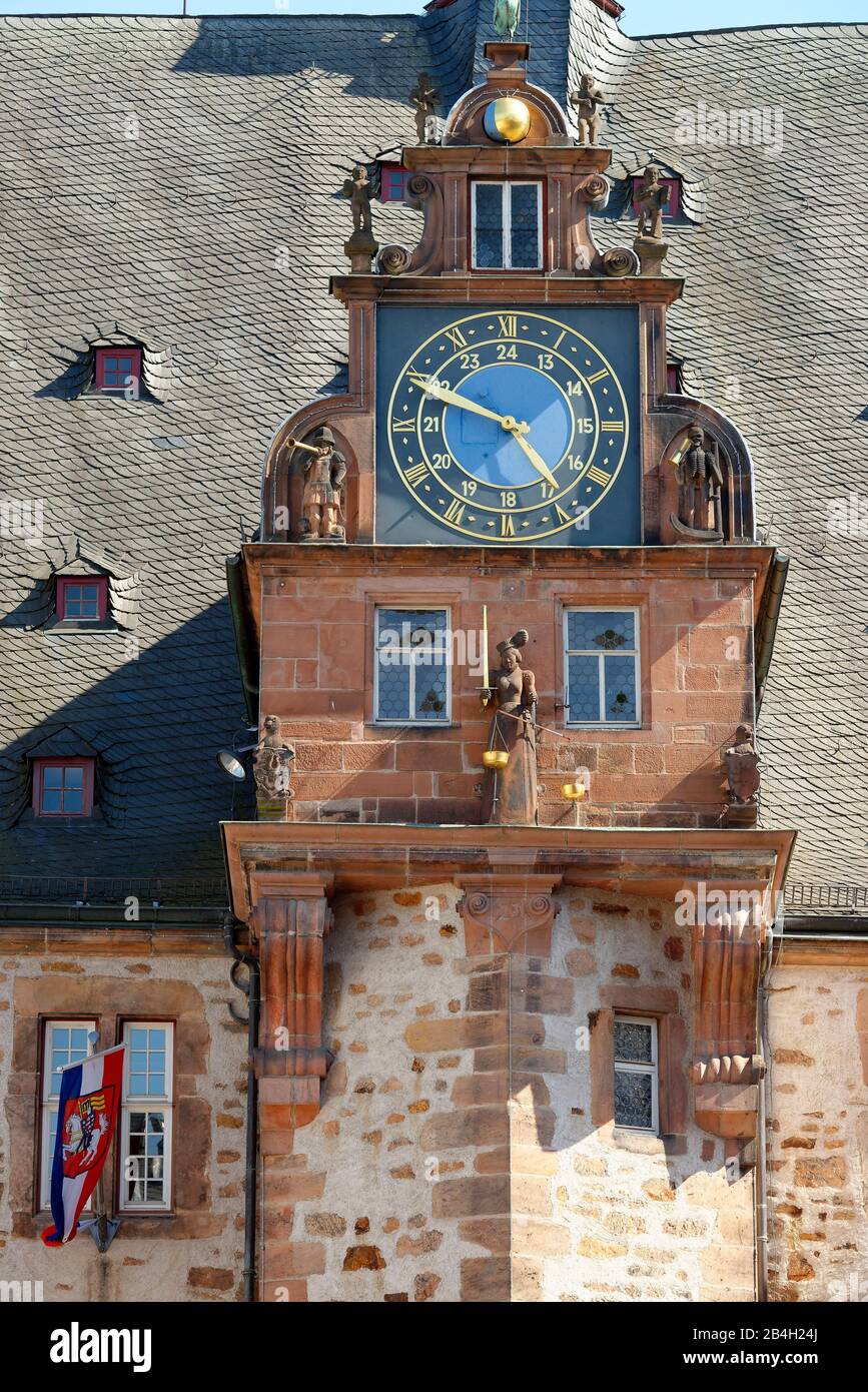 Renaissance-Turm mit Uhrengiebeln von Eberhard Baldewein am gotischen Rathaus auf dem Marktplatz von Marburg-Marburg in Hessen Stockfoto