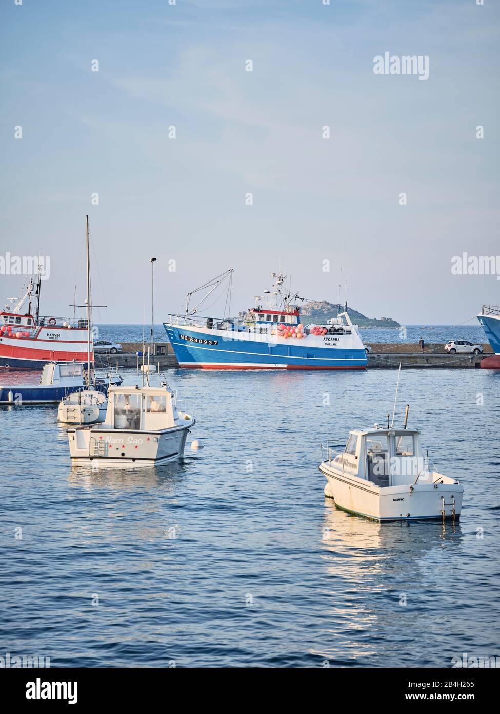 Festgemachter Fischtrawler in der Abendsonne im Hafen von Roscoff in der Bretagne. Stockfoto