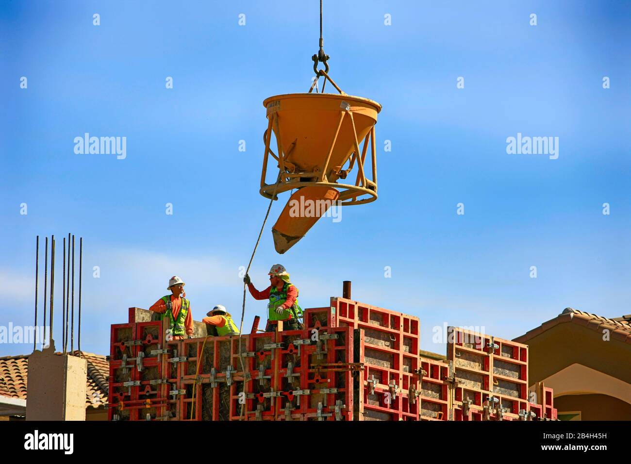 Cement Mixer Pouring Concrete Stockfotos und -bilder Kaufen - Alamy