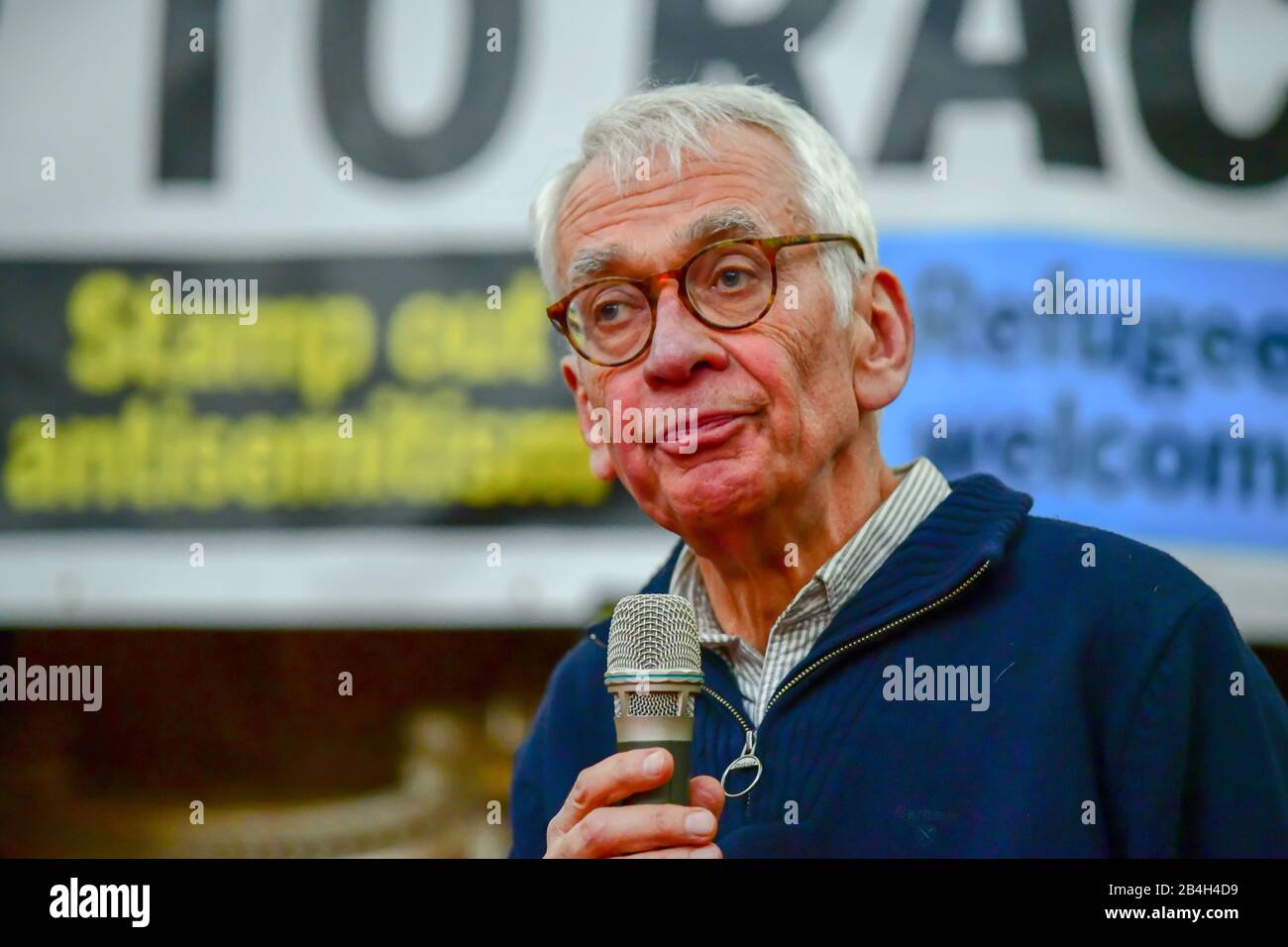 London, Großbritannien. März 2020. Sprecher John Holborow auf dem Stand Up To Racism hosts Fordert Das feindliche Umfeld heraus und Rassismus wird die Demokratie, die ihr eigenes Gesetz bricht, mit Jeremy Corbyn, der Brexit European Stealing Job, Migrant Vergewaltiger, muslimische Terroristen, Muslim Grooming, African/Black ist ein Krimineller oder Vergewaltiger, China das #coronavirus und ließ die Flüchtlinge am 6. März 2020 in der Islington Town Hall in London, Großbritannien ertrinken. Credit: Picture Capital/Alamy Live News Stockfoto