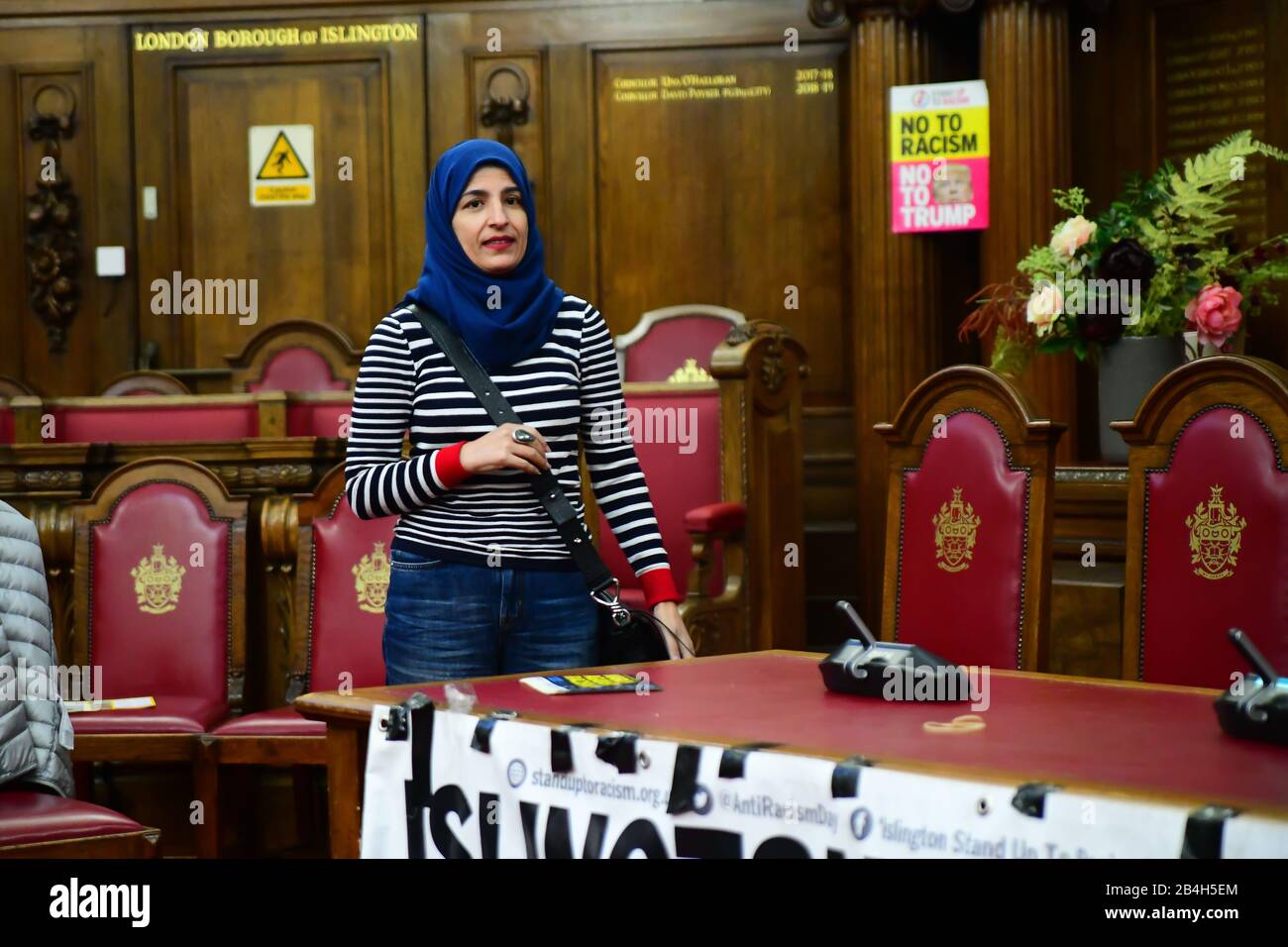 London, Großbritannien. März 2020. Die Referentin Nahella Ashraf, Langjährige Antirassistin und Frauenrechtlerin aus Manchester von The Stand Up To Racism Gastgeber, Die Das feindliche Umfeld und den Rassismus Herausfordert, wird die Demokratie, die ihr eigenes Gesetz mit Jeremy Corbyn bricht, die Brexit European Stealing Job, Migrantenrapist, muslimische Terroristen, muslimische Grooming, Afrikaner/Schwarze ist ein Krimineller oder Vergewaltiger, China das #coronavirus und ließ die Flüchtlinge am 6. März 2020 in der Islington Town Hall in London, Großbritannien ertrinken. Credit: Picture Capital/Alamy Live News Stockfoto