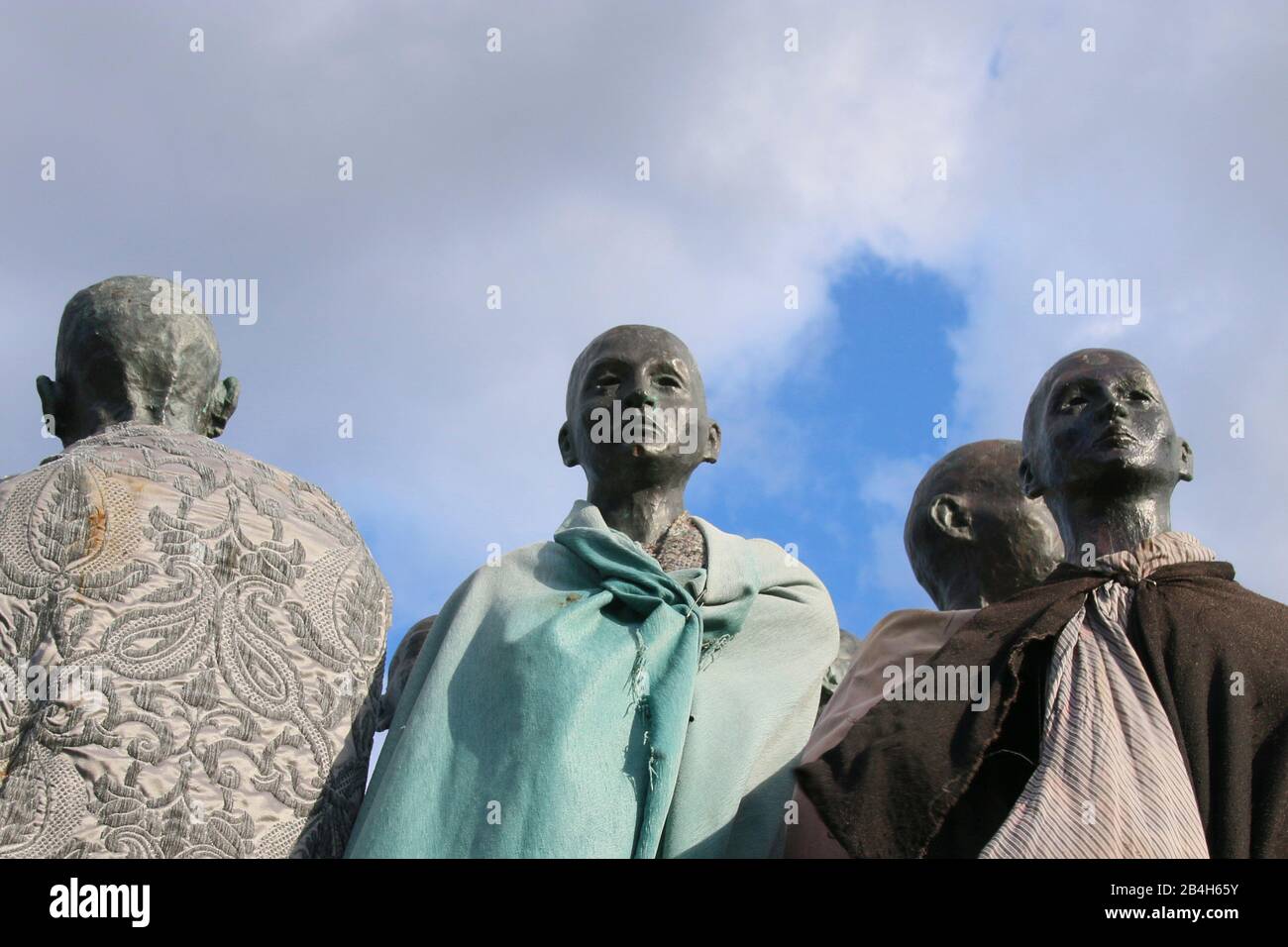 Magdeburg, Flüchtlingsschiff "Al-hadi Djumaa", 70 Bronzefiguren des dänischen Künstlers Jens Galschiøt an Bord, Kunstprojekt. Stockfoto
