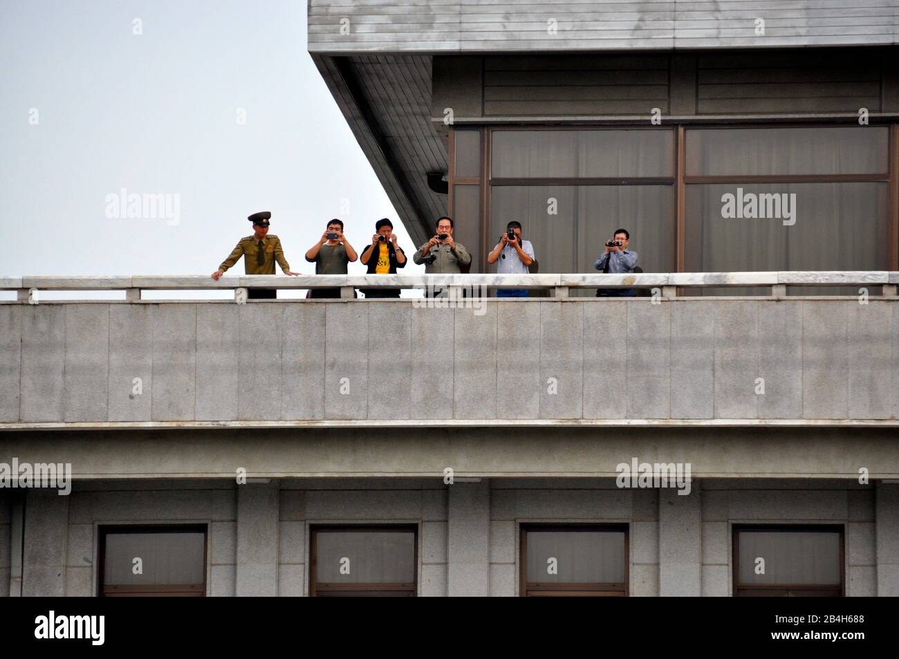 Asien, Republik Korea, Südkorea, Seoul, DMZ, entmilitarisierte Zone an der Grenze zu Nord- und Südkorea, nordkoreanischer Soldat auf Balkon. Stockfoto