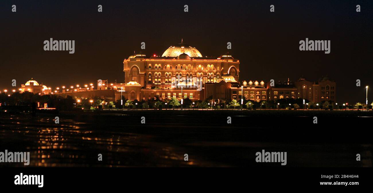 Springbrunnen im Emirates-Palast bei Nacht. Abu Dhabi, Emirates Palace Abu Dhabi, ein luxuriöses 5-Sterne-Hotel in Abu Dhabi, Vereinigte Arabische Emirate Stockfoto