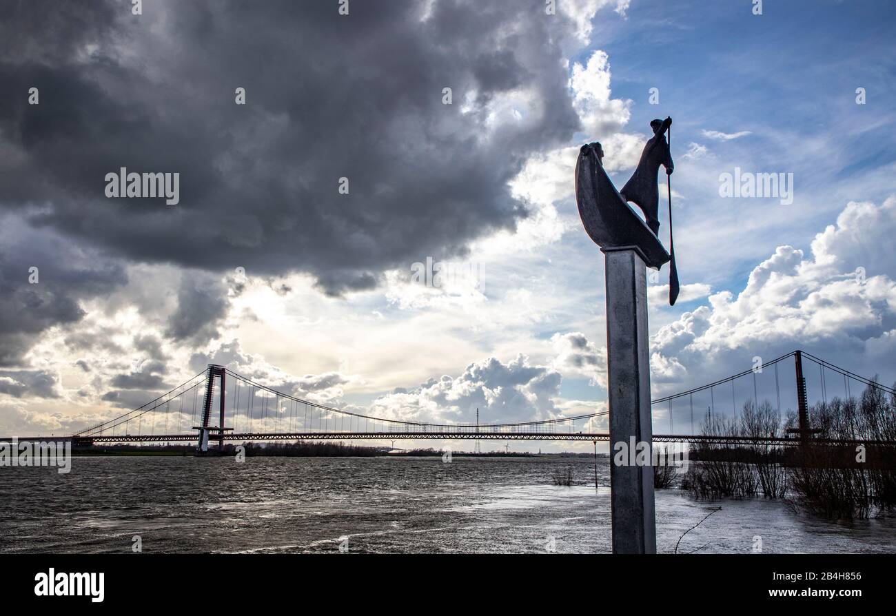 Skulptur Fährmann, Rheinbrücke Emmerich Bundesstraße B220, Niederrhein, NRW, Deutschland, Stockfoto