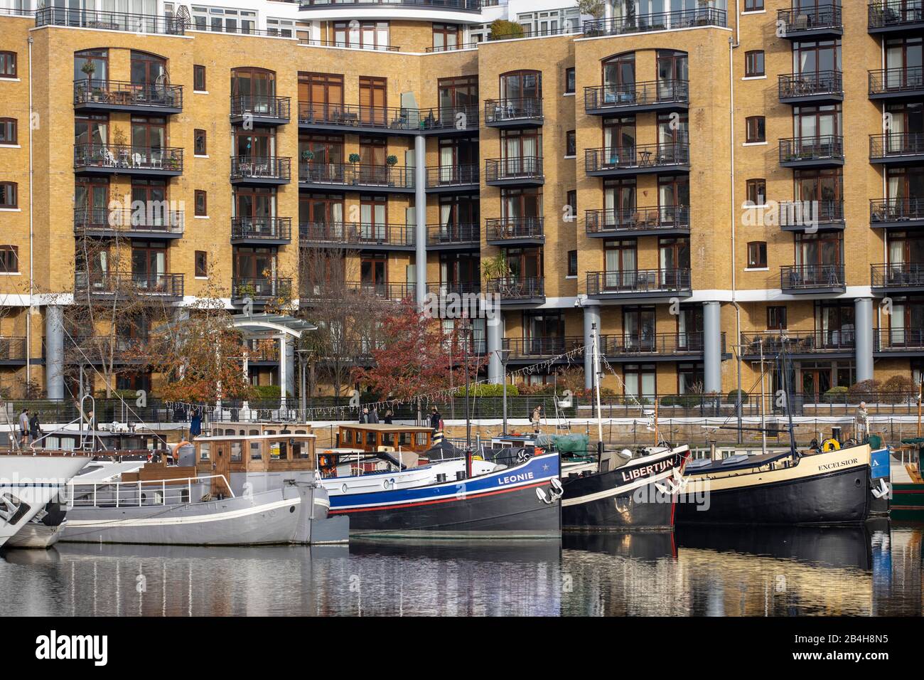 Boote im Thames Harbour, St. Katharine Docks Zugbrücke & Schleusen, London, Großbritannien, Stockfoto
