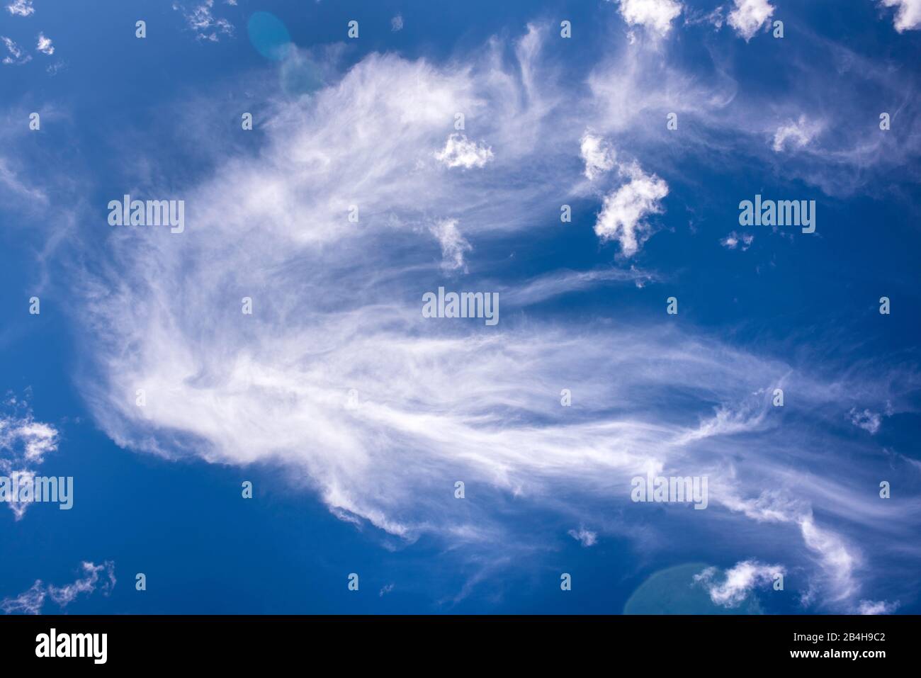 Schönes Wetter Cumulus Wolke vor blauem Himmel Stockfoto