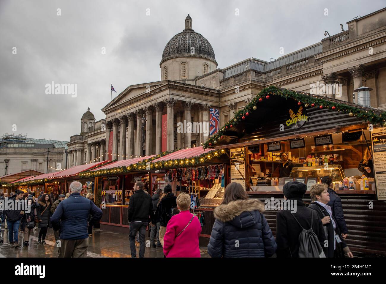 Weihnachtsmarkt in der National Gallery, Trafalgar Square, London, Großbritannien, Stockfoto