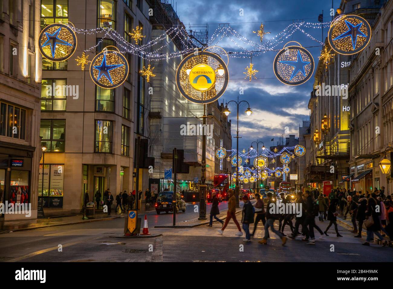 Northbank District, Weihnachtsbeleuchtung, Weihnachtszeit, London, Großbritannien, Stockfoto