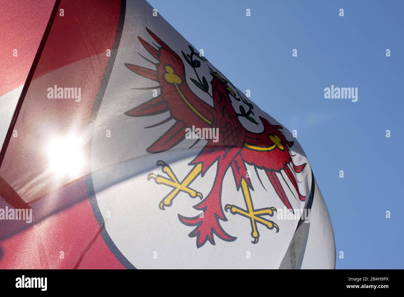 Tirolische Fahne vor blauem Himmel Stockfoto