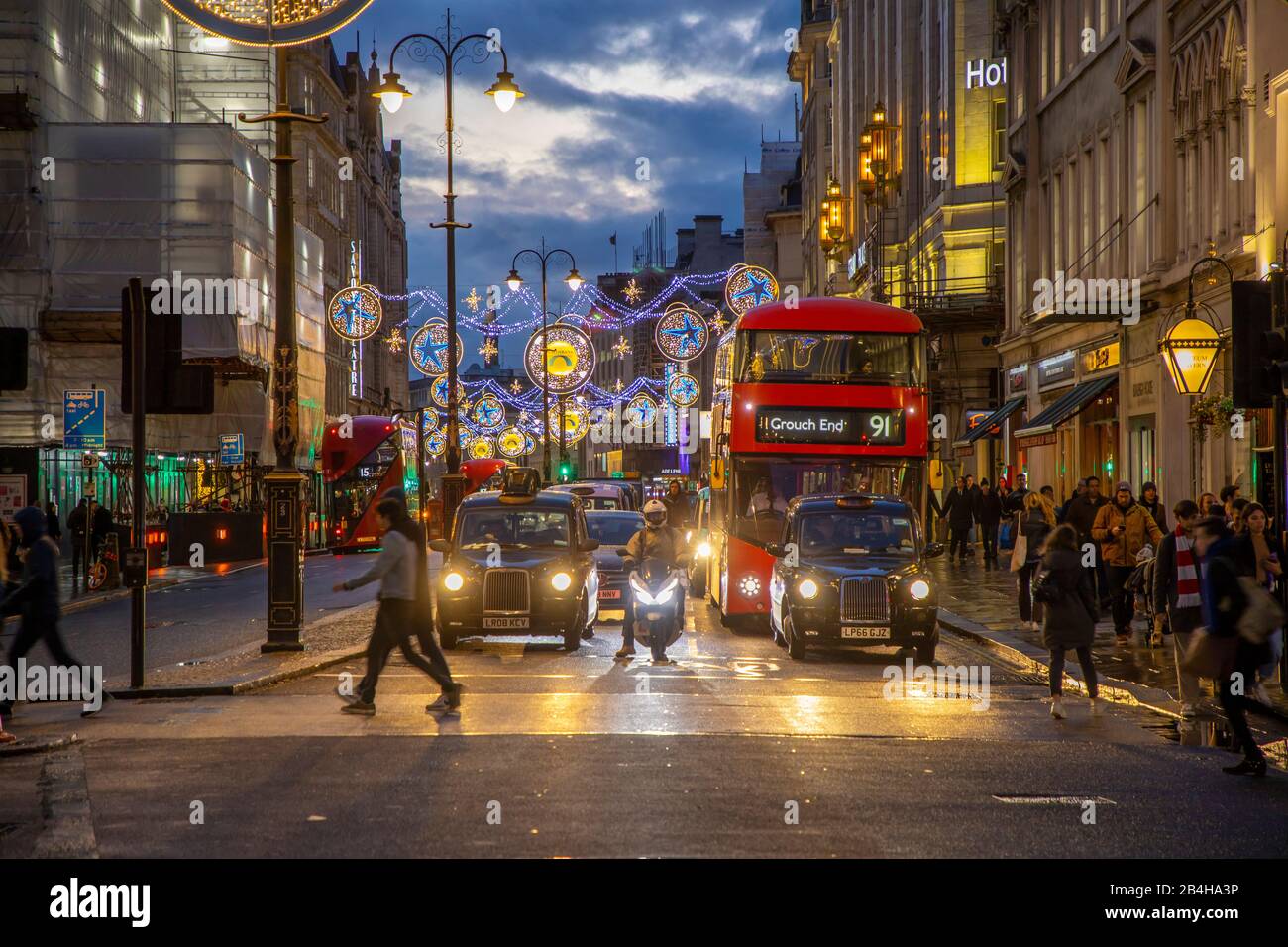 Northbank District, Weihnachtsbeleuchtung, Weihnachtszeit, London, Großbritannien, Stockfoto