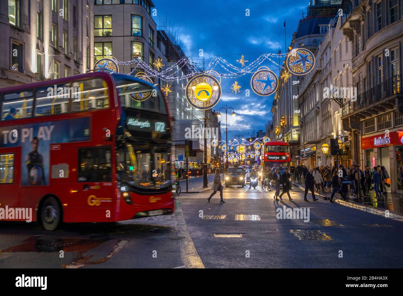 Northbank District, Weihnachtsbeleuchtung, Weihnachtszeit, London, Großbritannien, Stockfoto